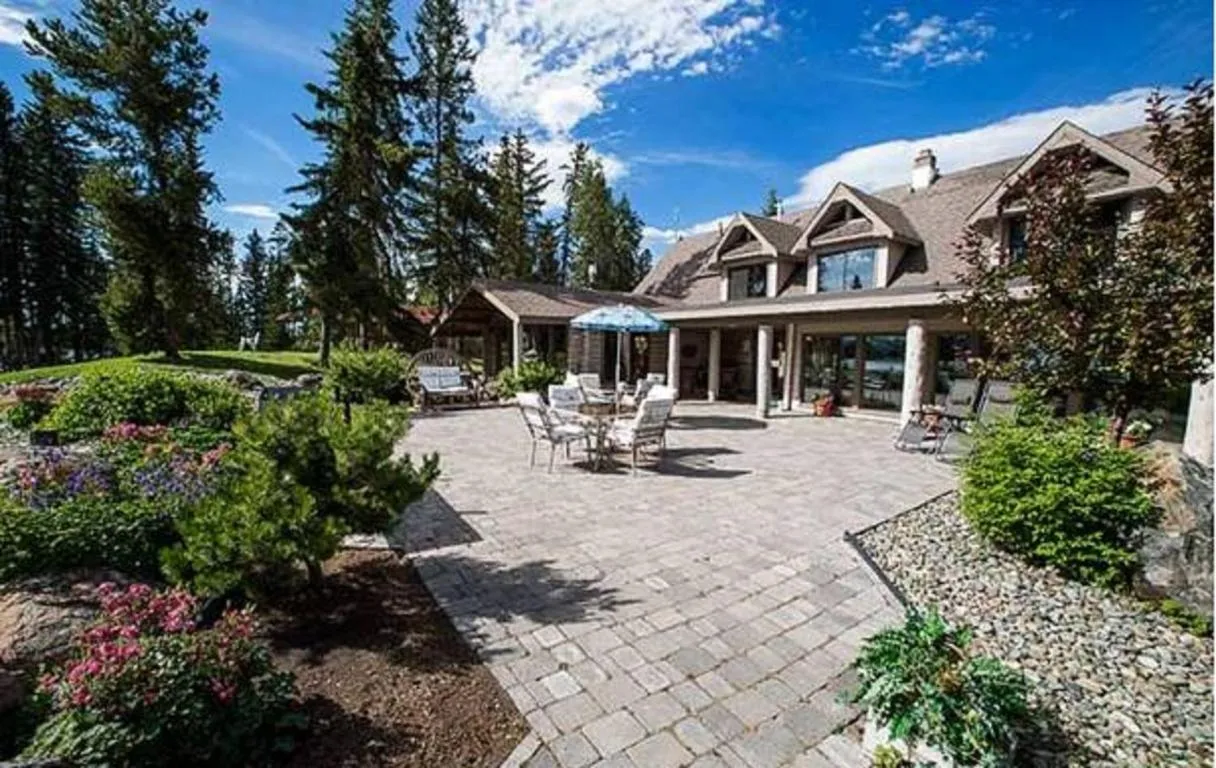 Patio in Retreat Wilderness Inn