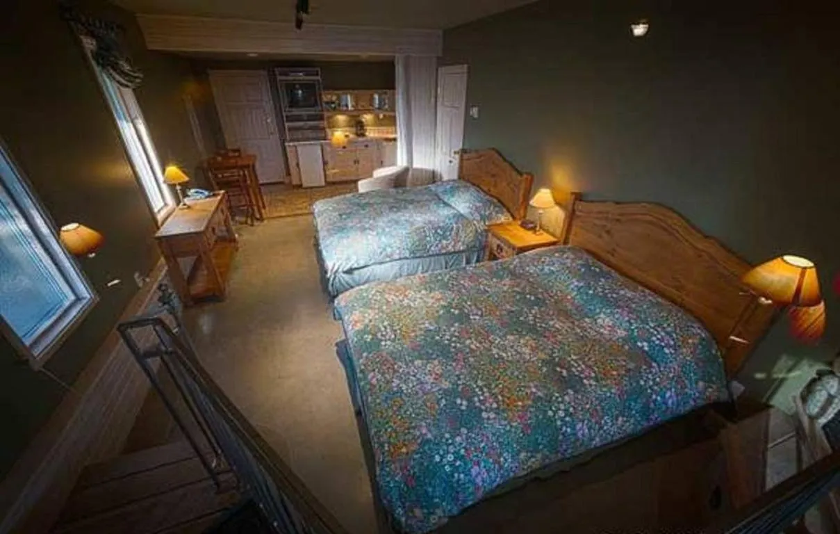 Kitchen or kitchenette, Bed in Retreat Wilderness Inn