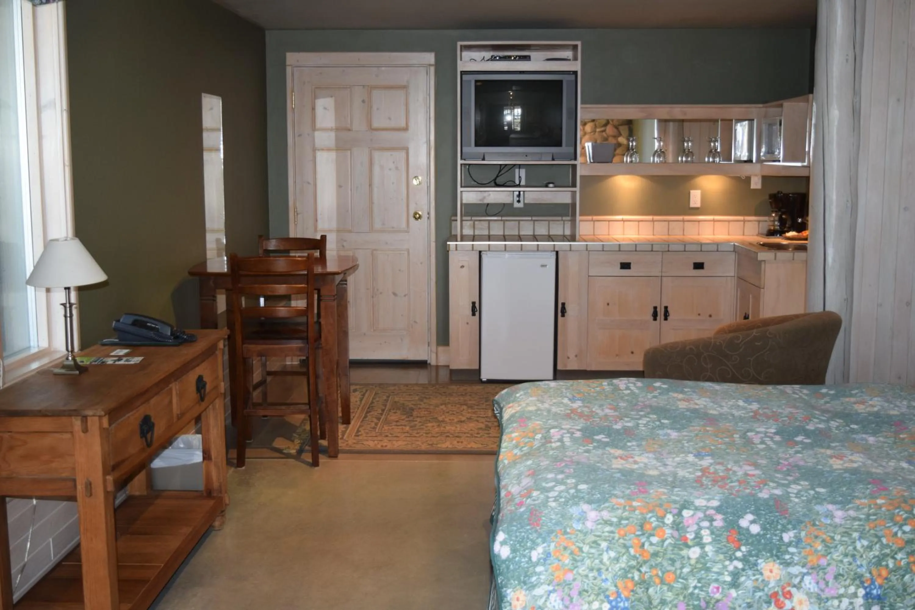 Kitchen or kitchenette in Retreat Wilderness Inn
