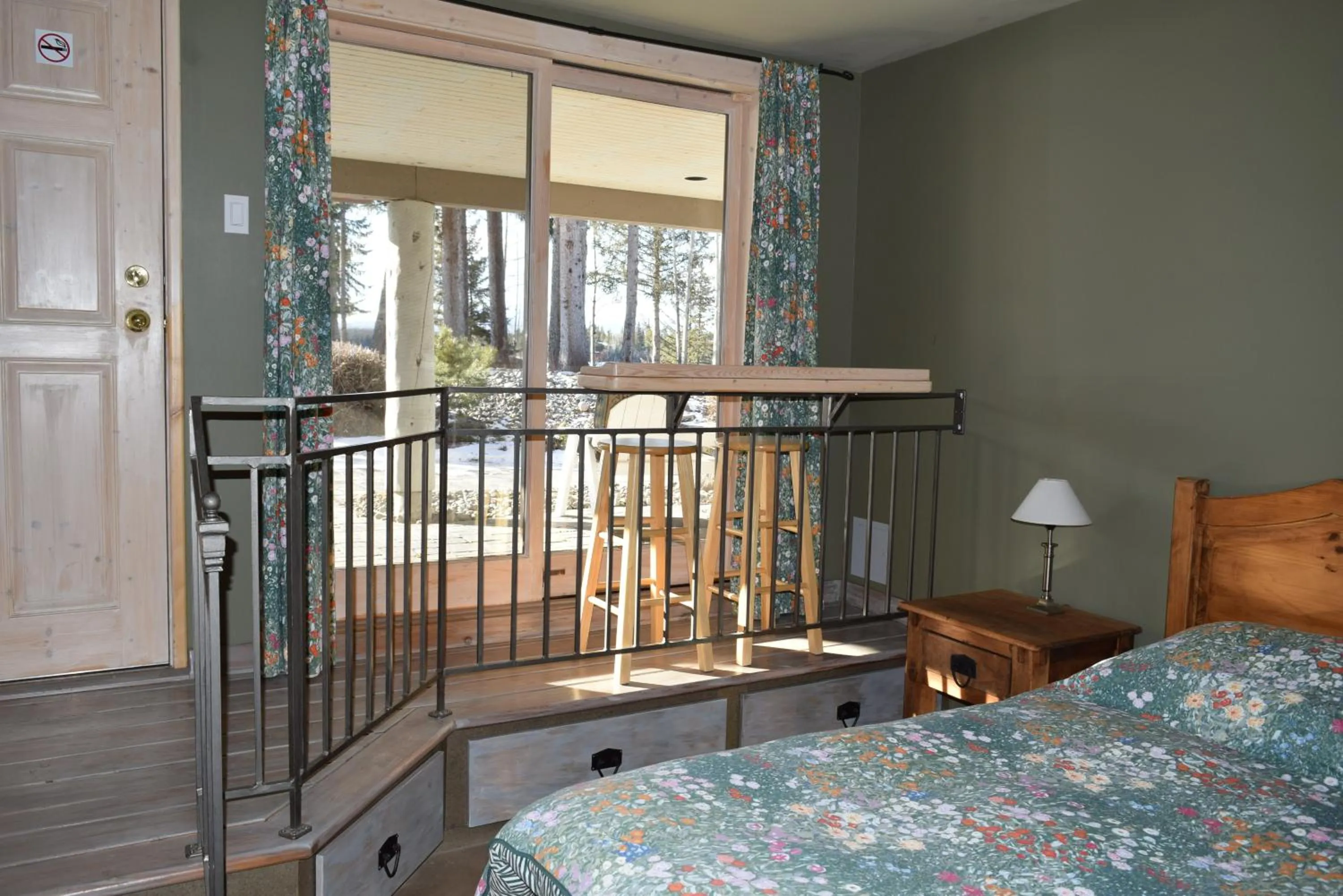 Dining area, Bed in Retreat Wilderness Inn