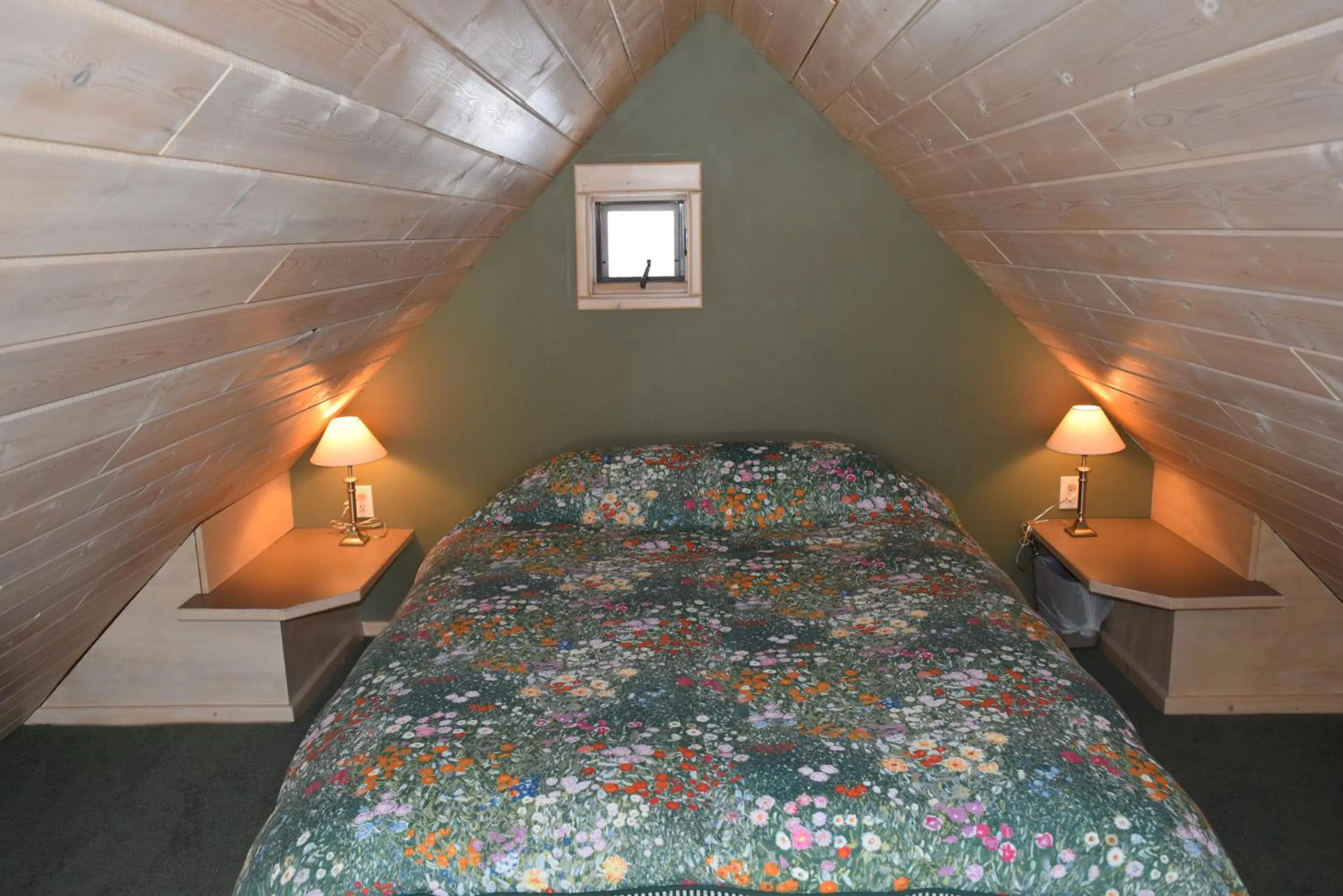 Bedroom, Bed in Retreat Wilderness Inn