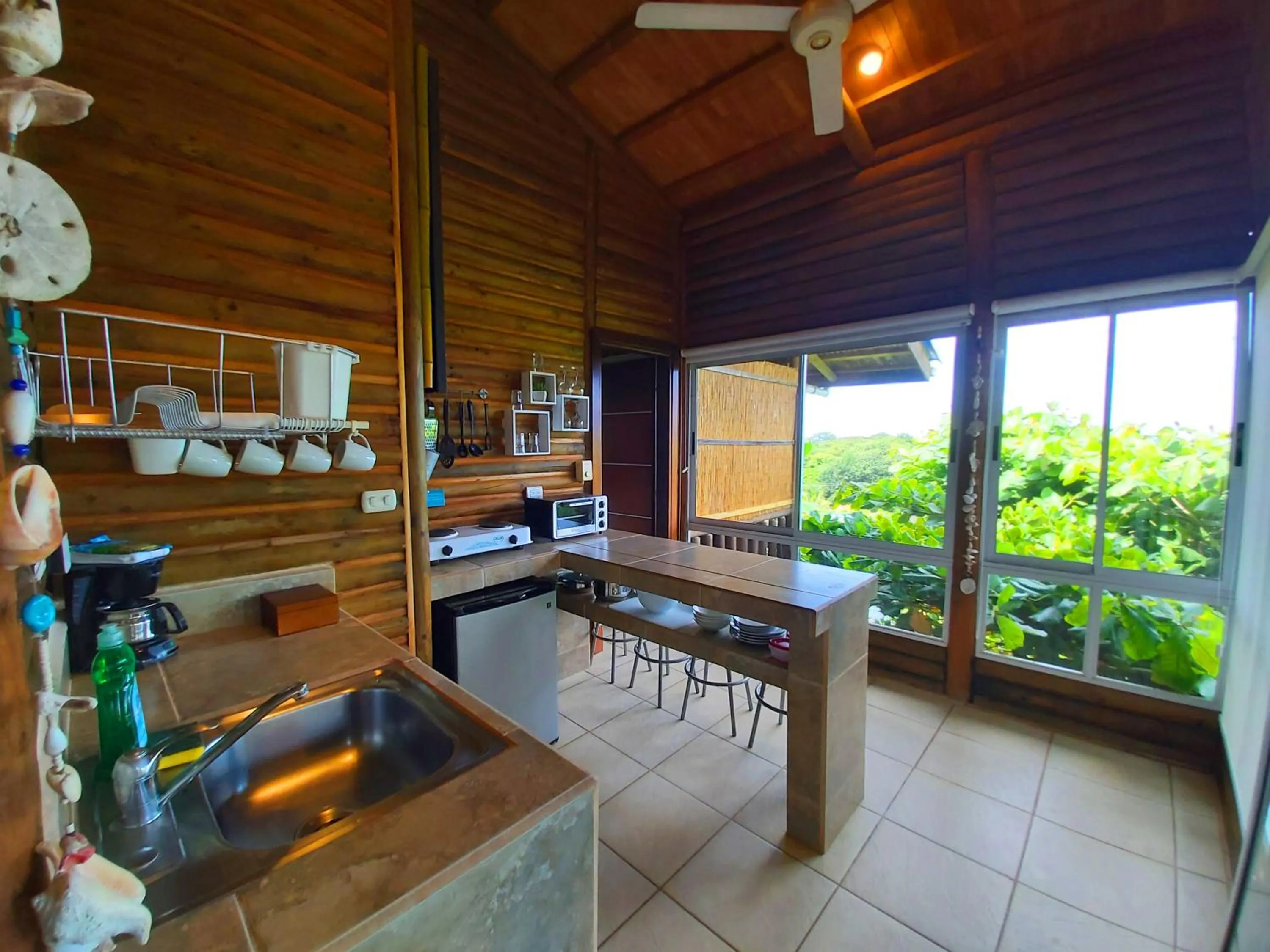 Kitchen or kitchenette in Horizon Hotel & Yoga center