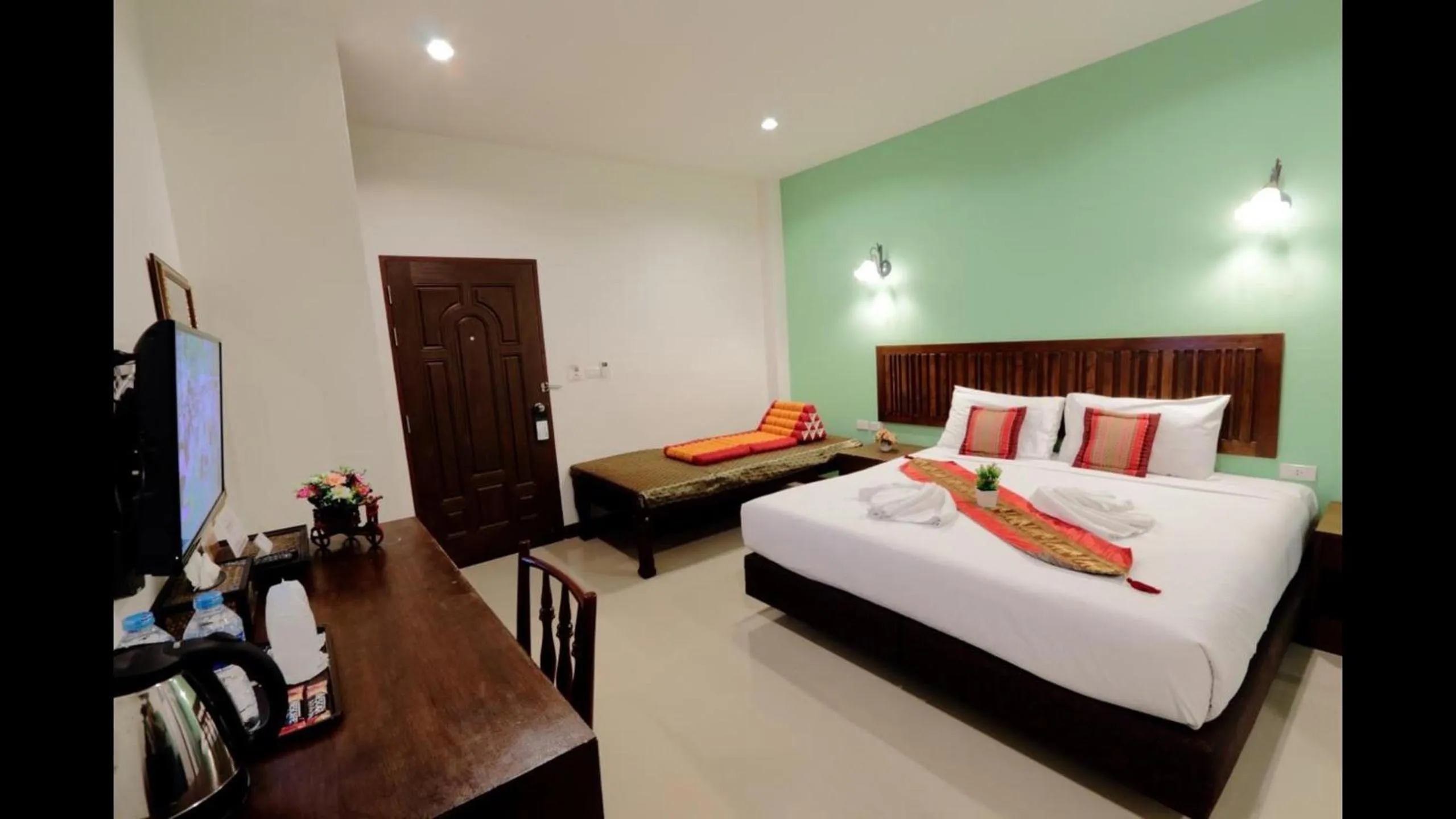 Photo of the whole room, Bed in BS Airport at Phuket