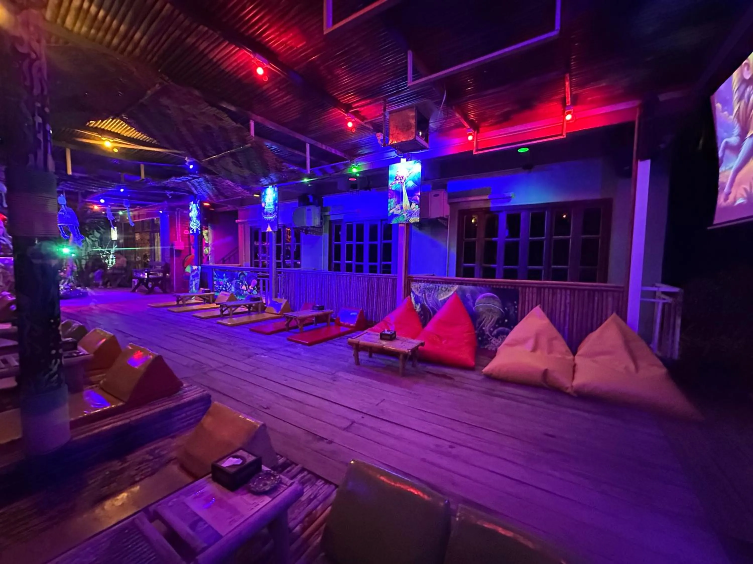 Evening entertainment in Phi Phi Green House & Sunsky Hostel