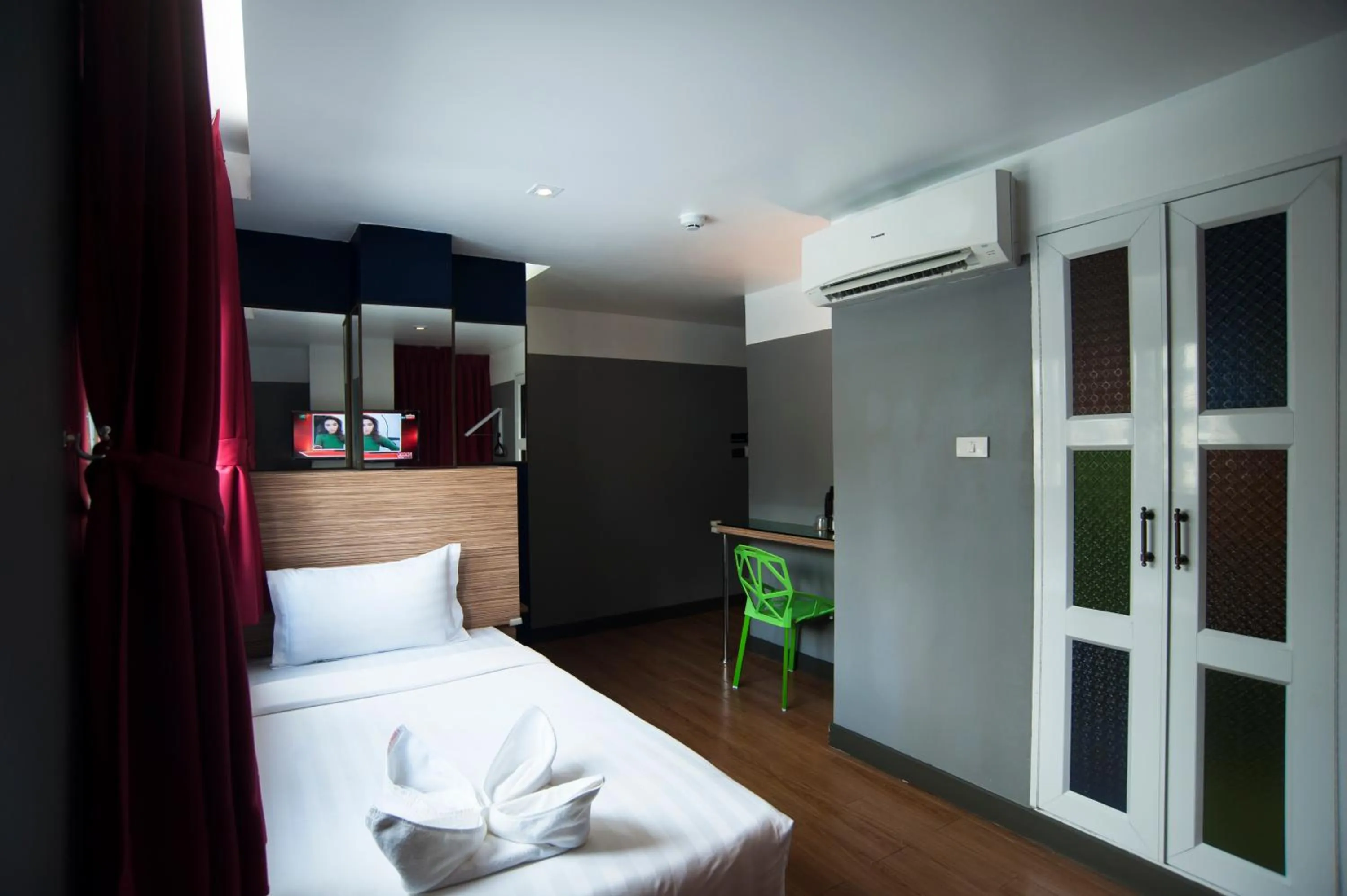 Day, Bed in Cloud 9 Lodge