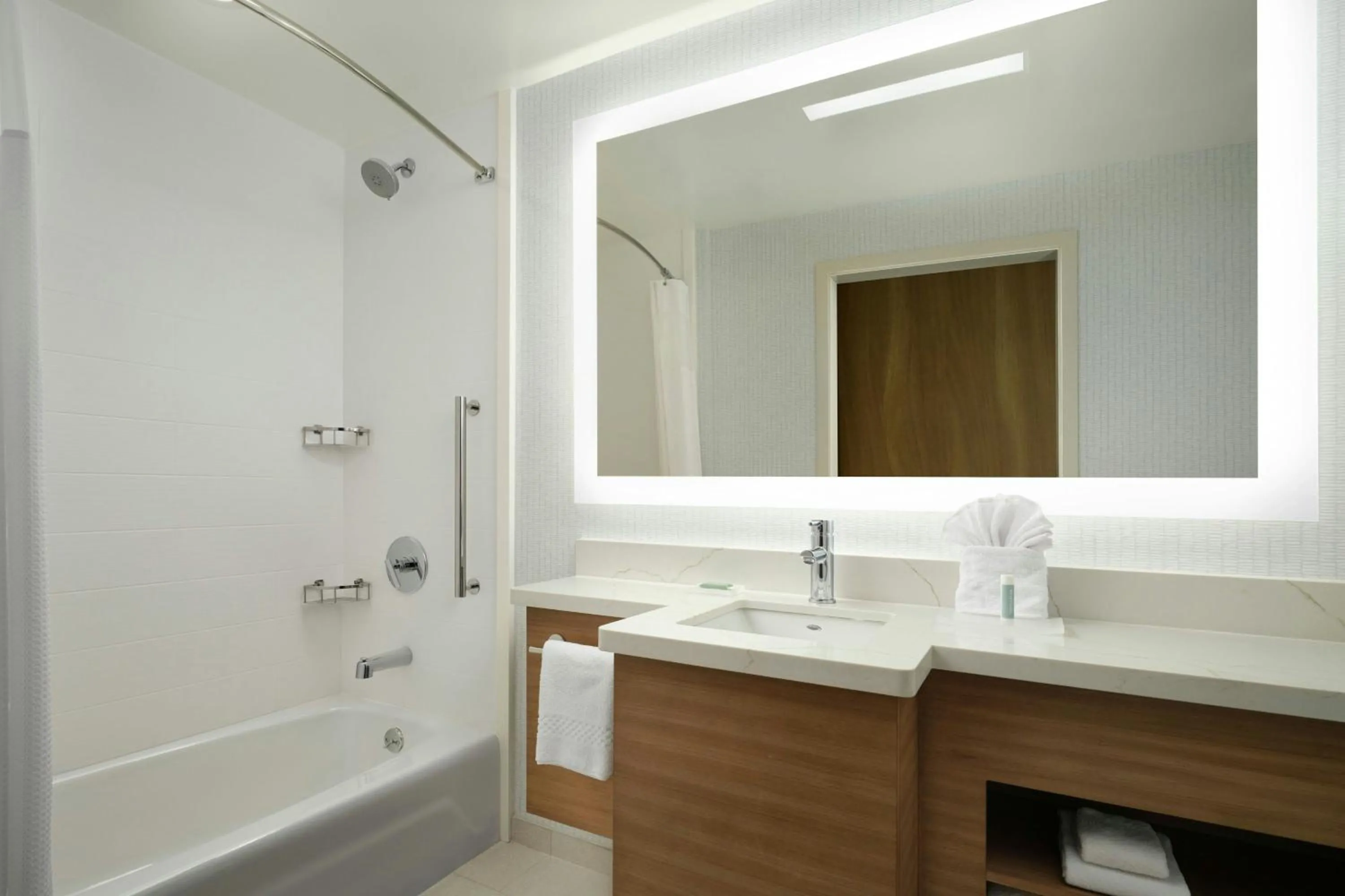 Bathroom in SpringHill Suites by Marriott Ventura Oxnard