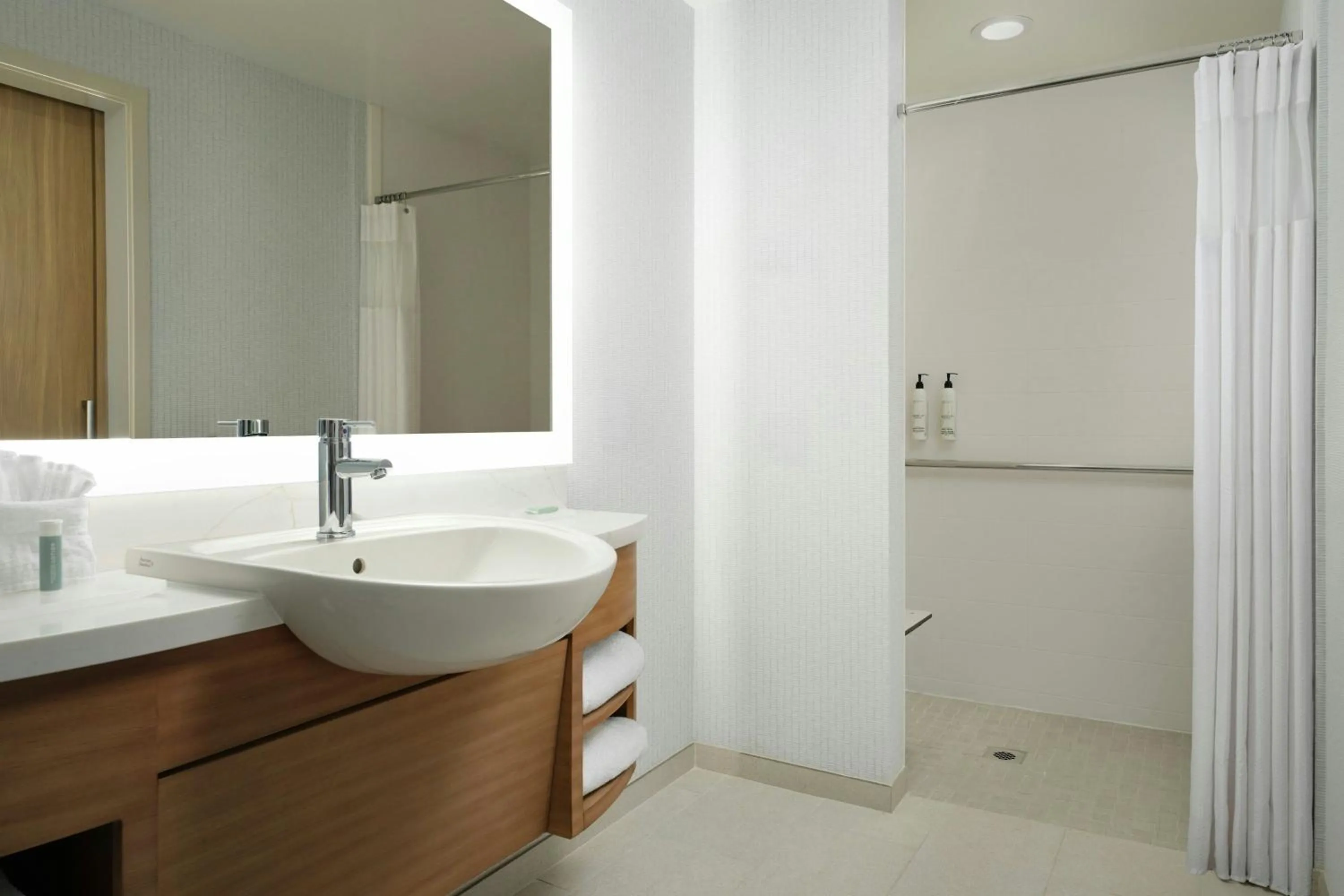 Bathroom in SpringHill Suites by Marriott Ventura Oxnard