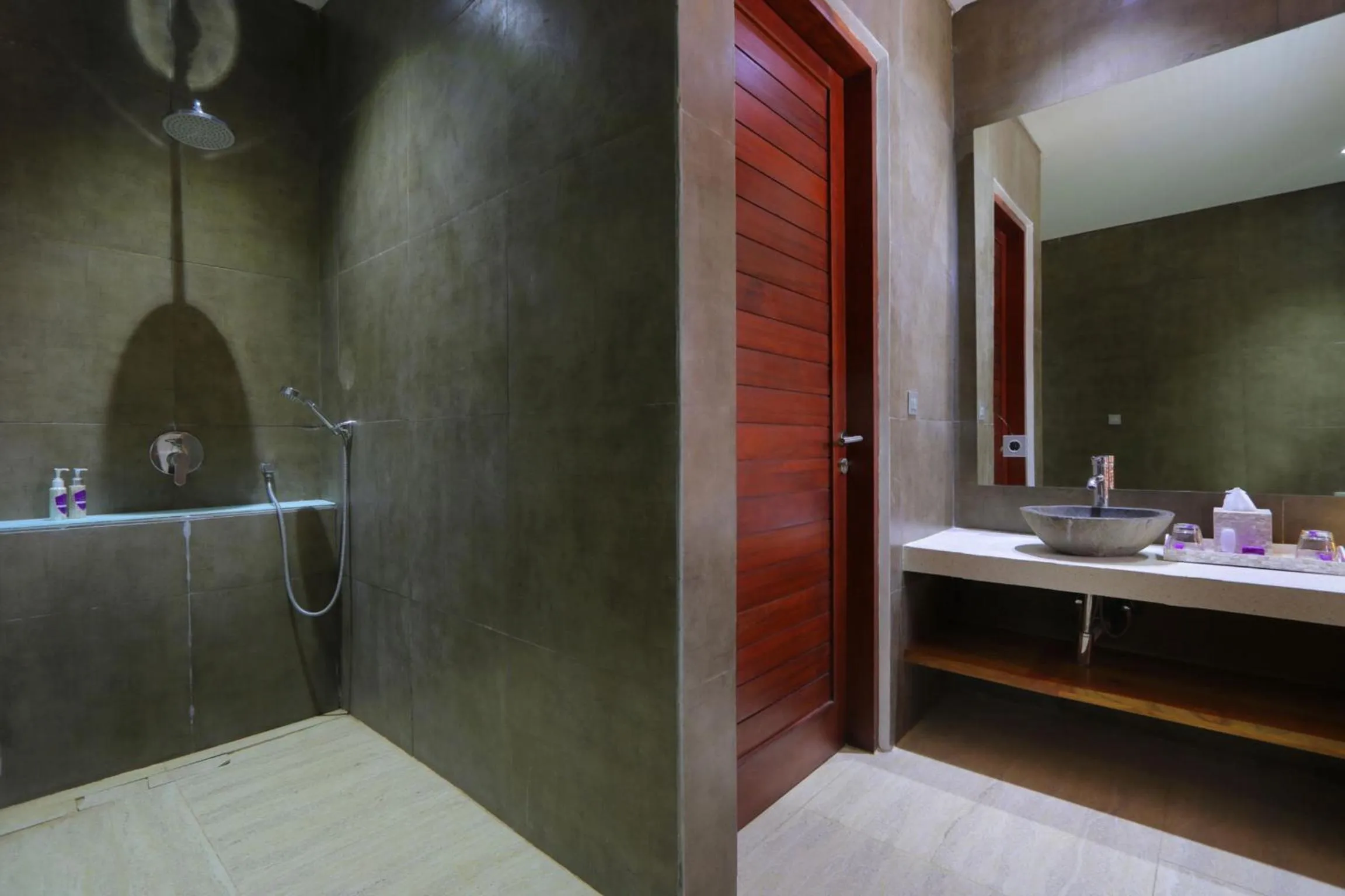 Shower in Anema Wellness & Resort Gili Lombok - Diving Center PADI