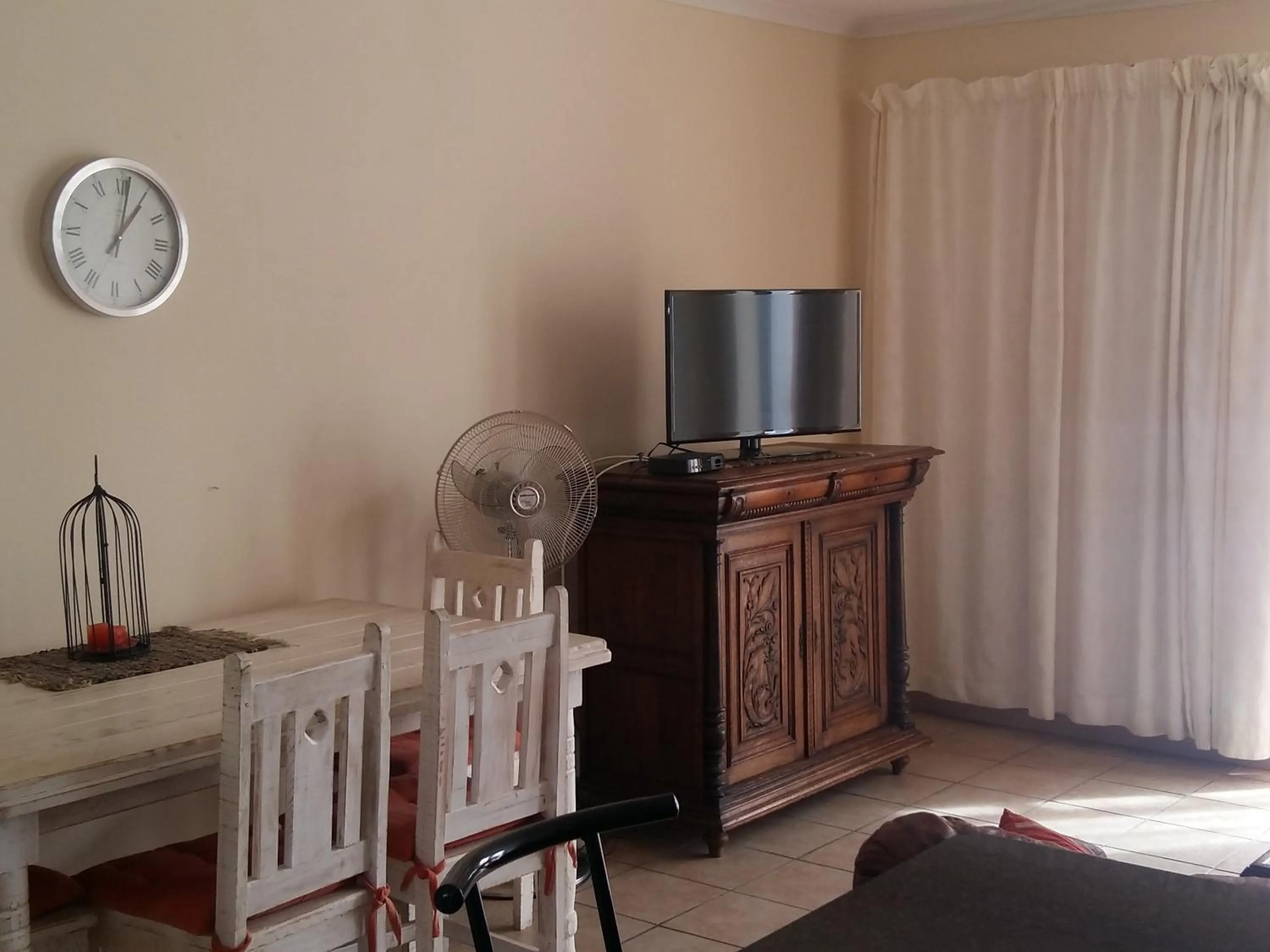 Living room in Alpine Inn