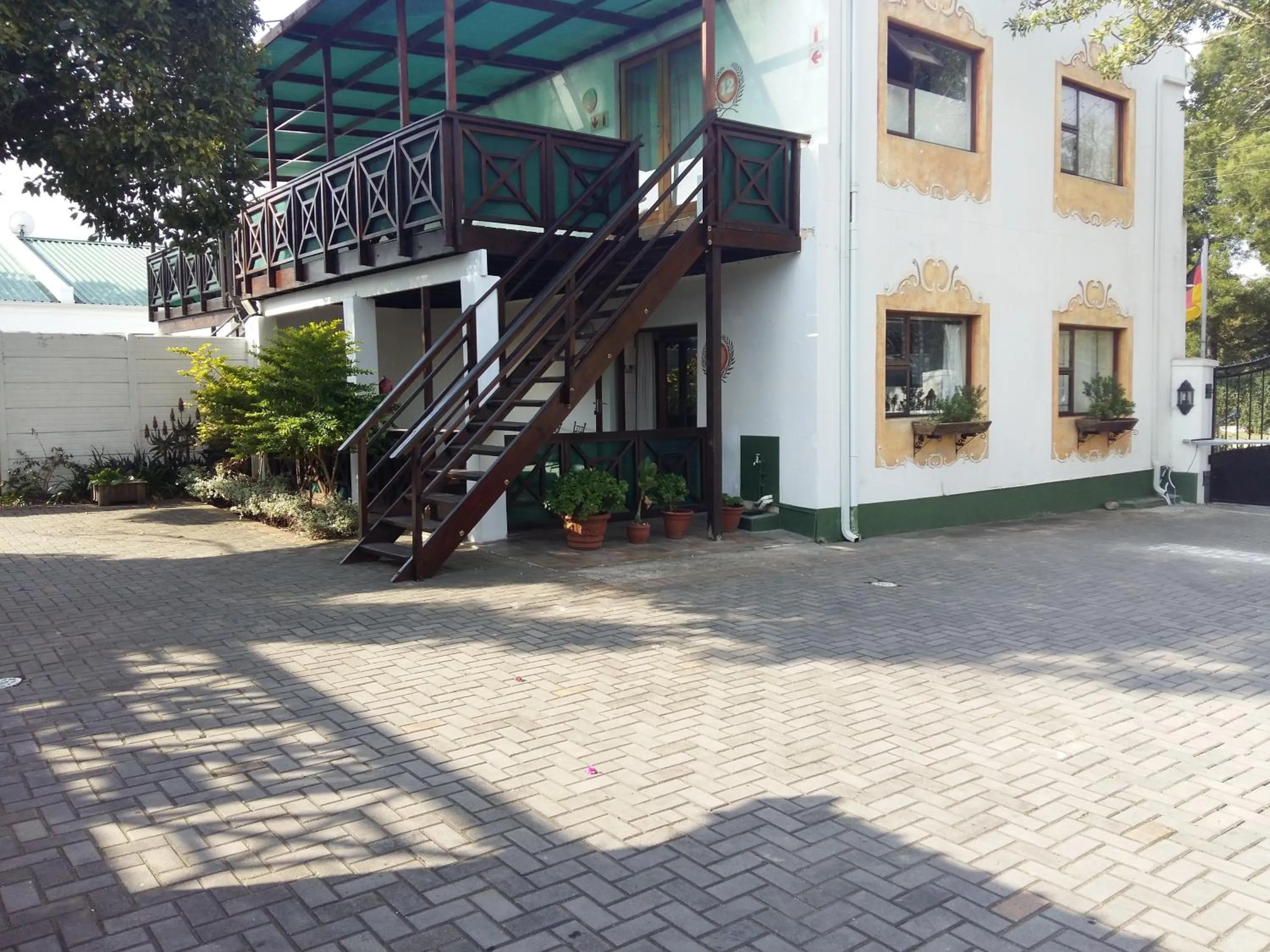 Facade/entrance in Alpine Inn