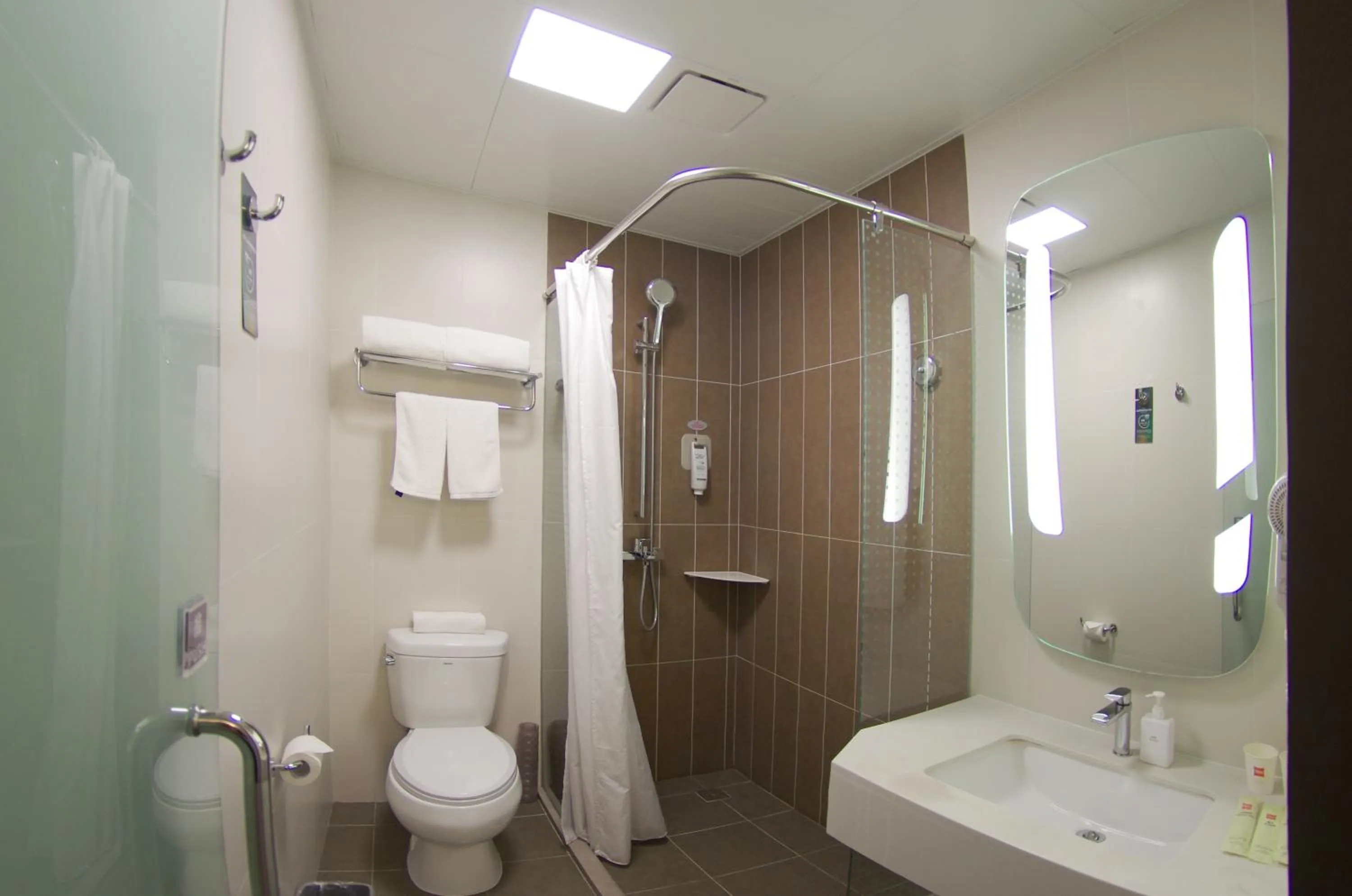 Bathroom in ibis Beijing Tiantandongmen Metro Station Hotel