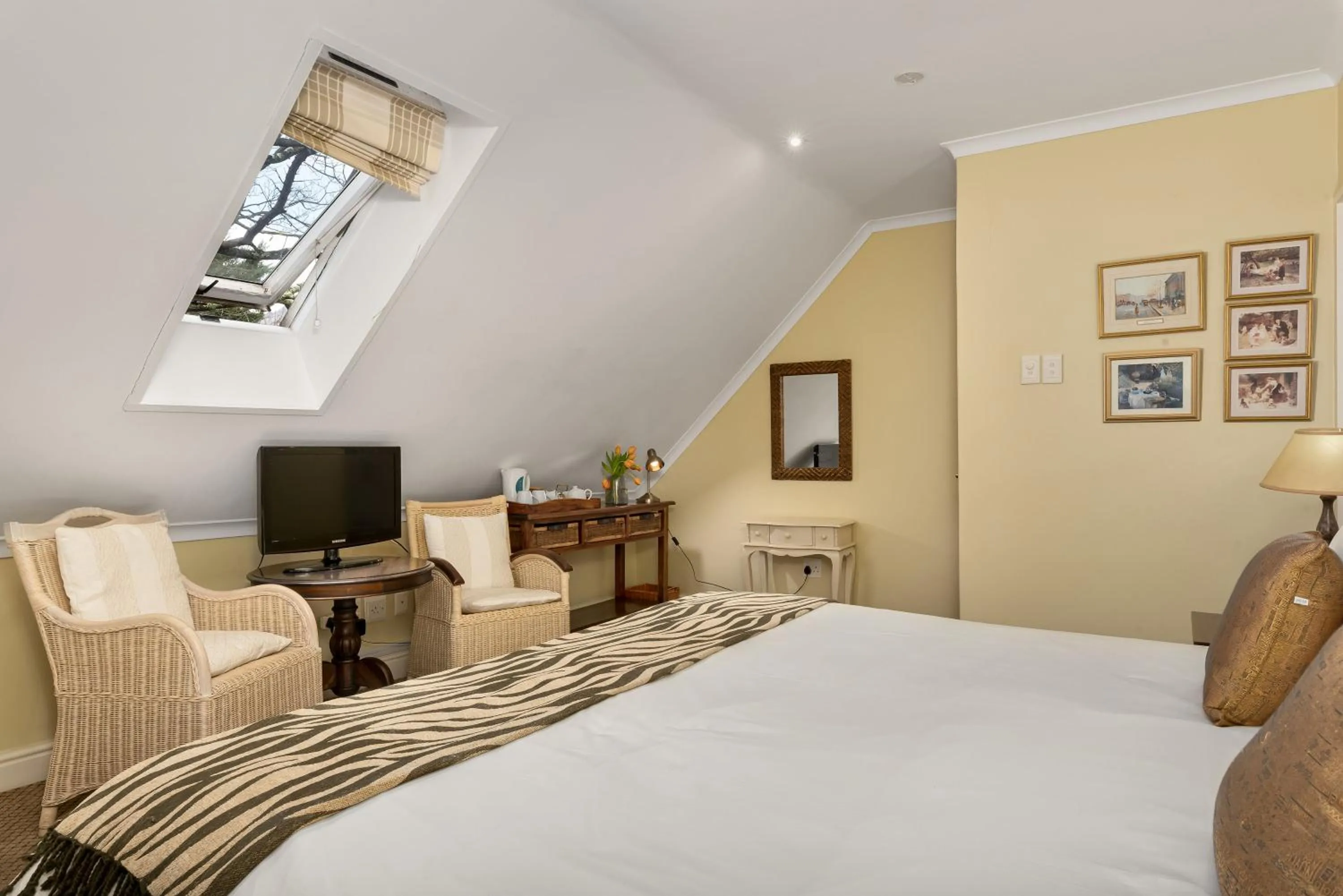 Bed in Gable Manor by Neighbourgood