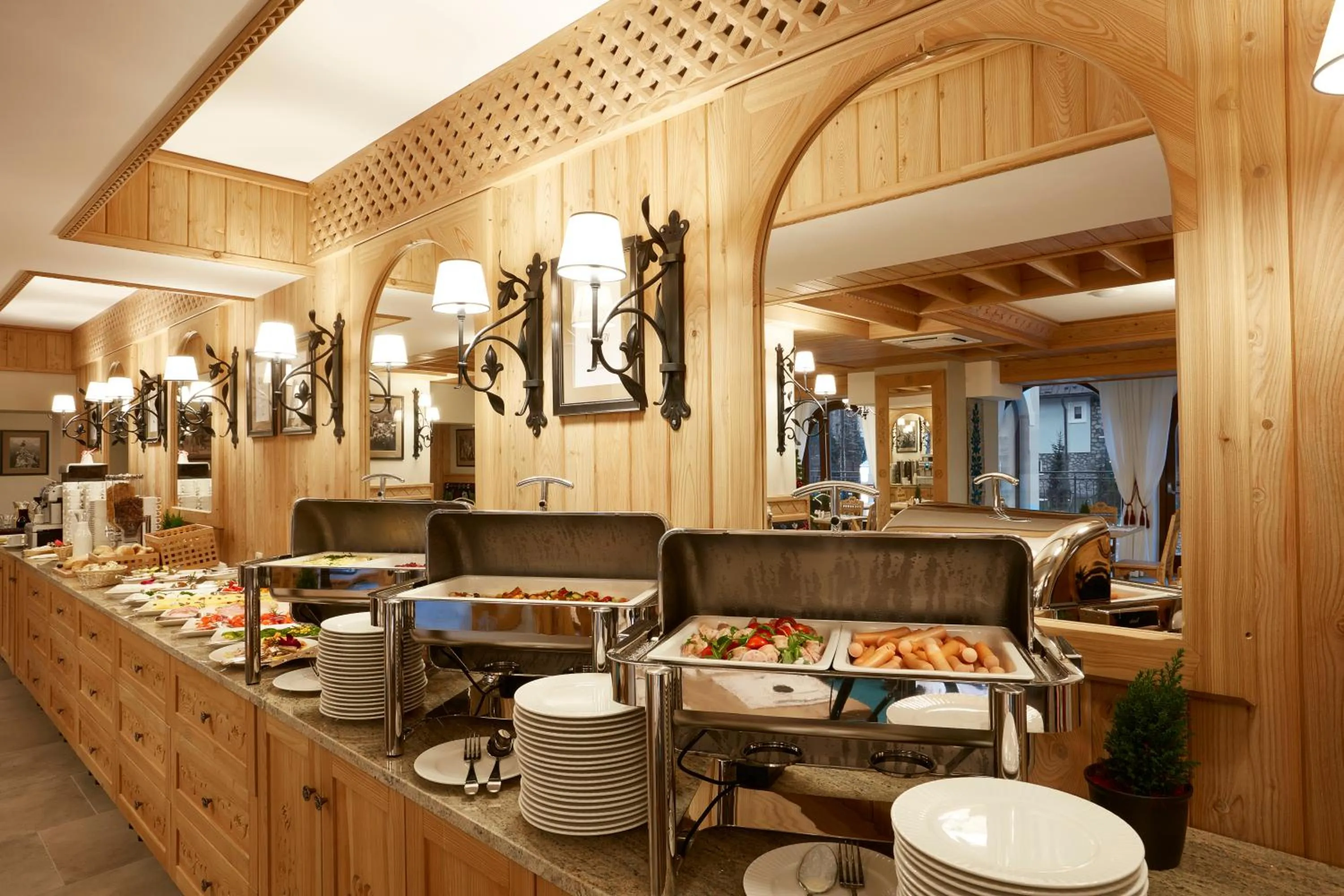 Restaurant/places to eat in Hotel Logos