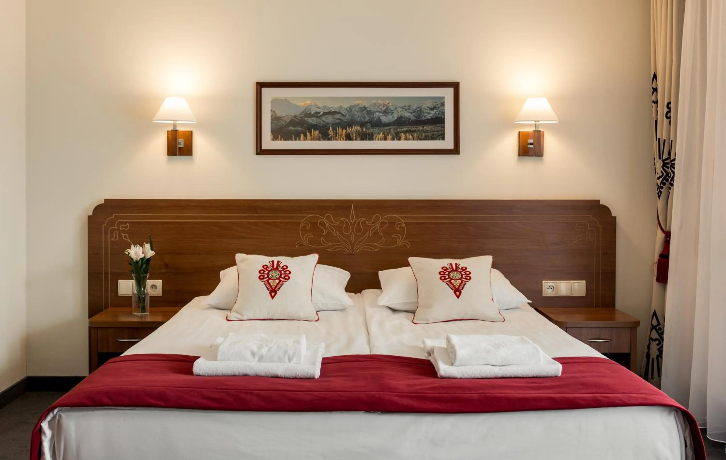 Photo of the whole room, Bed in Hotel Logos