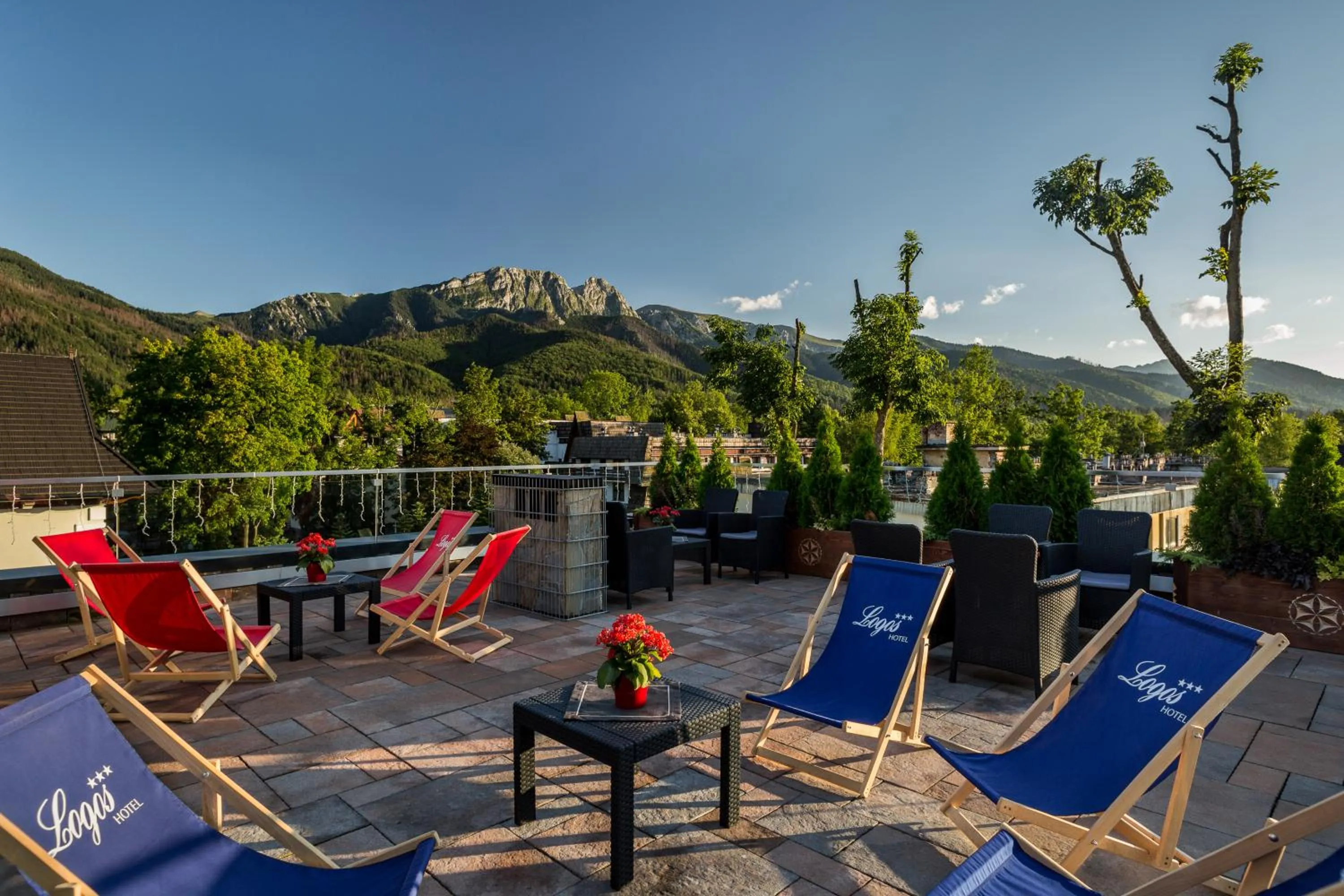 Restaurant/places to eat in Hotel Logos