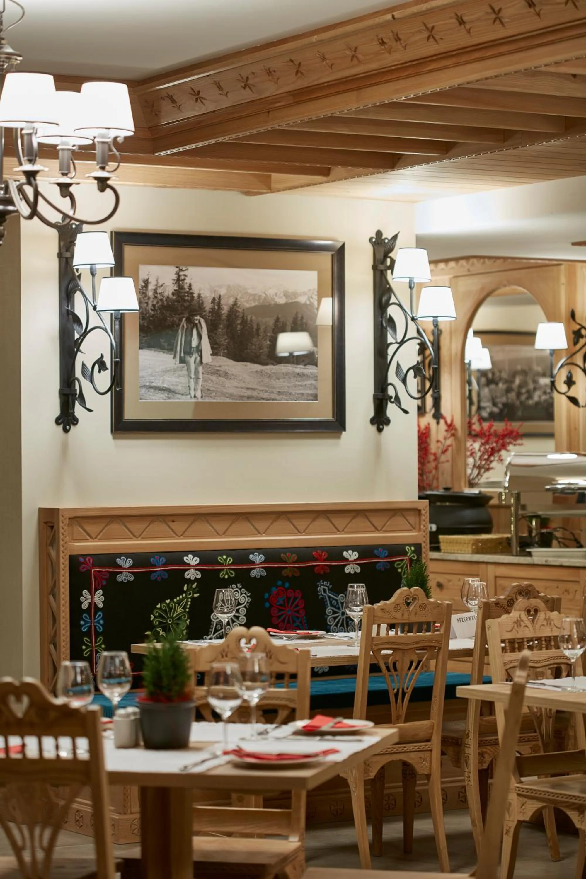 Restaurant/places to eat in Hotel Logos