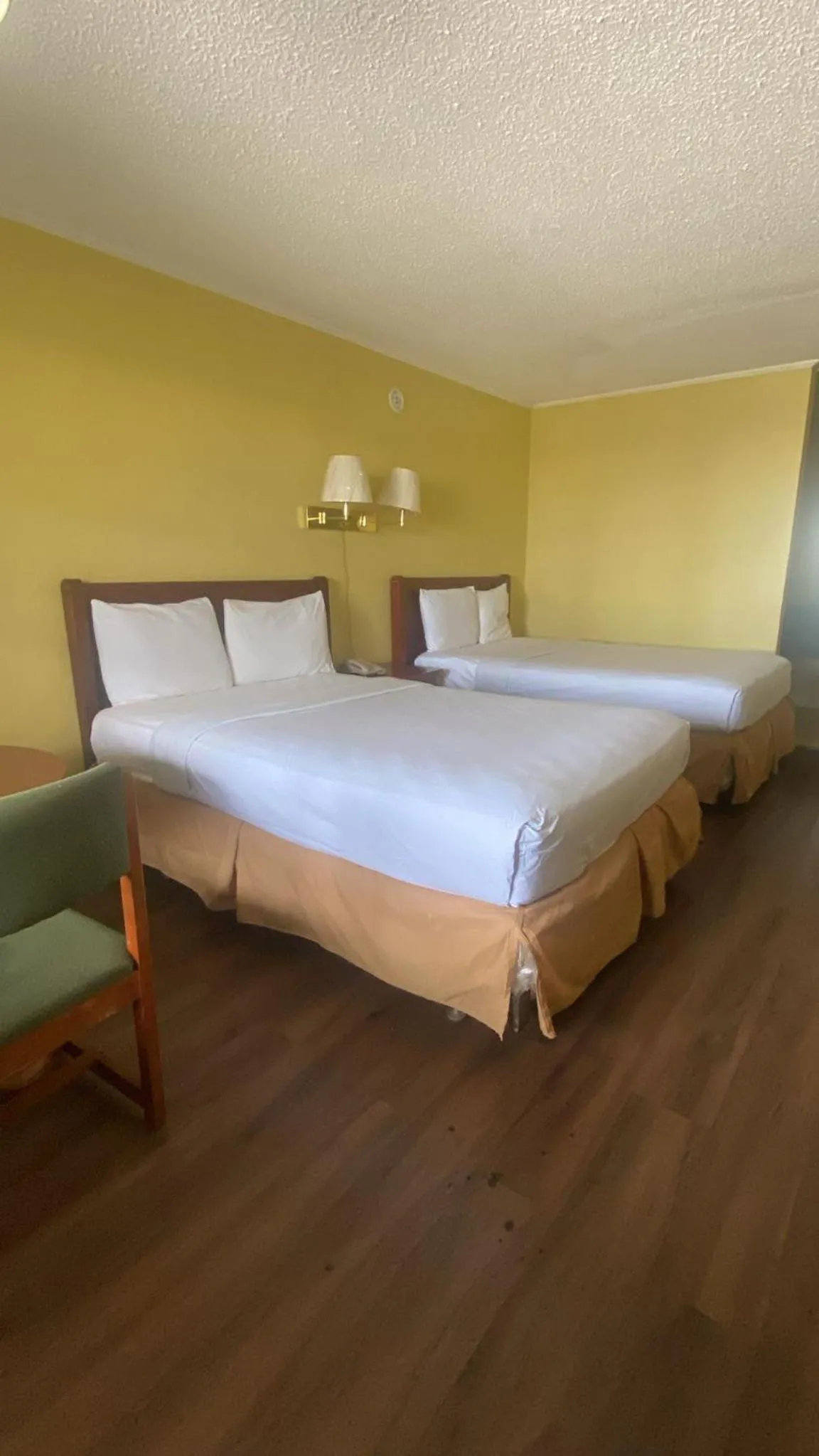 Bed in Evergreen Plaza Inn