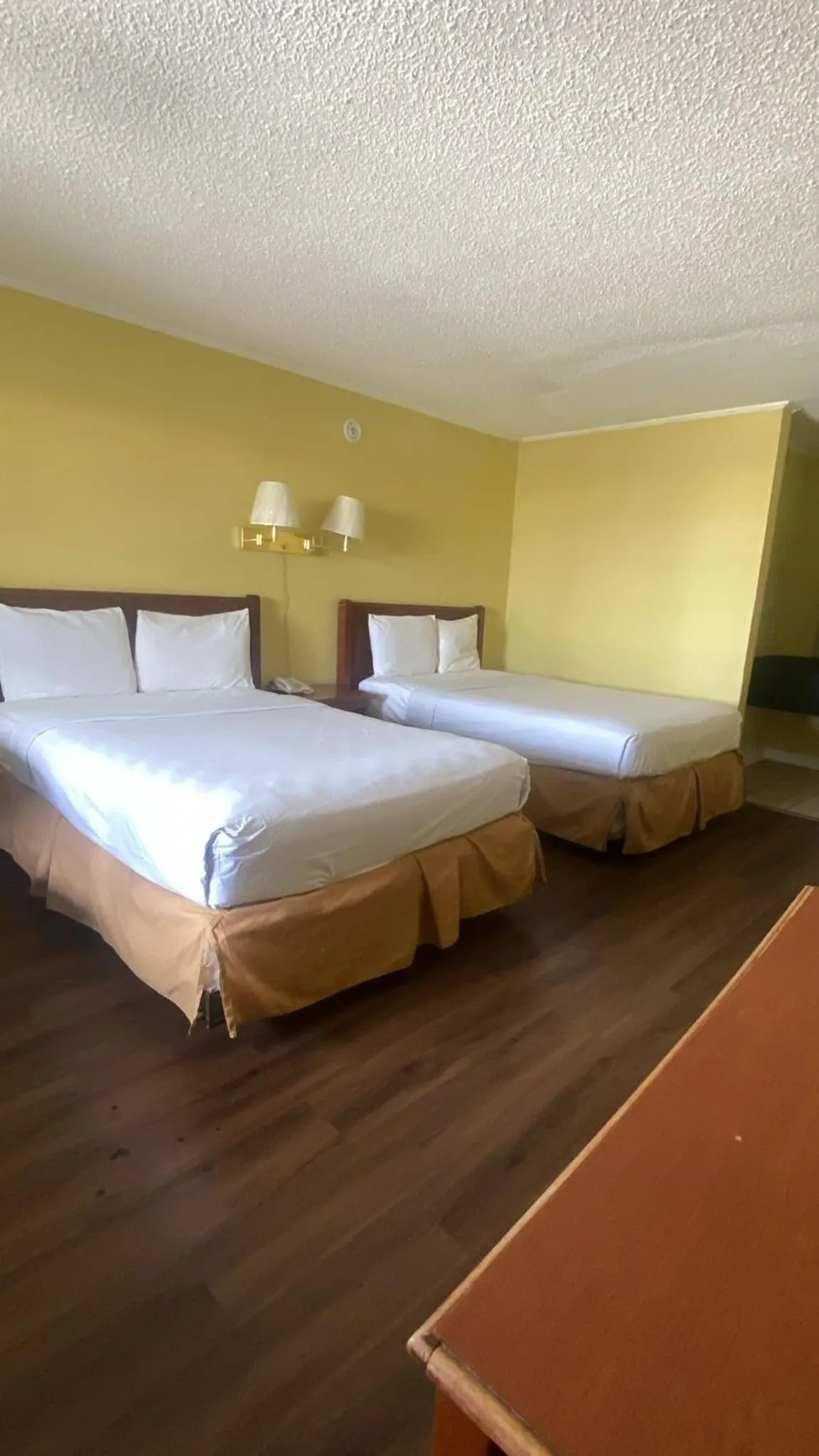 Bed in Evergreen Plaza Inn