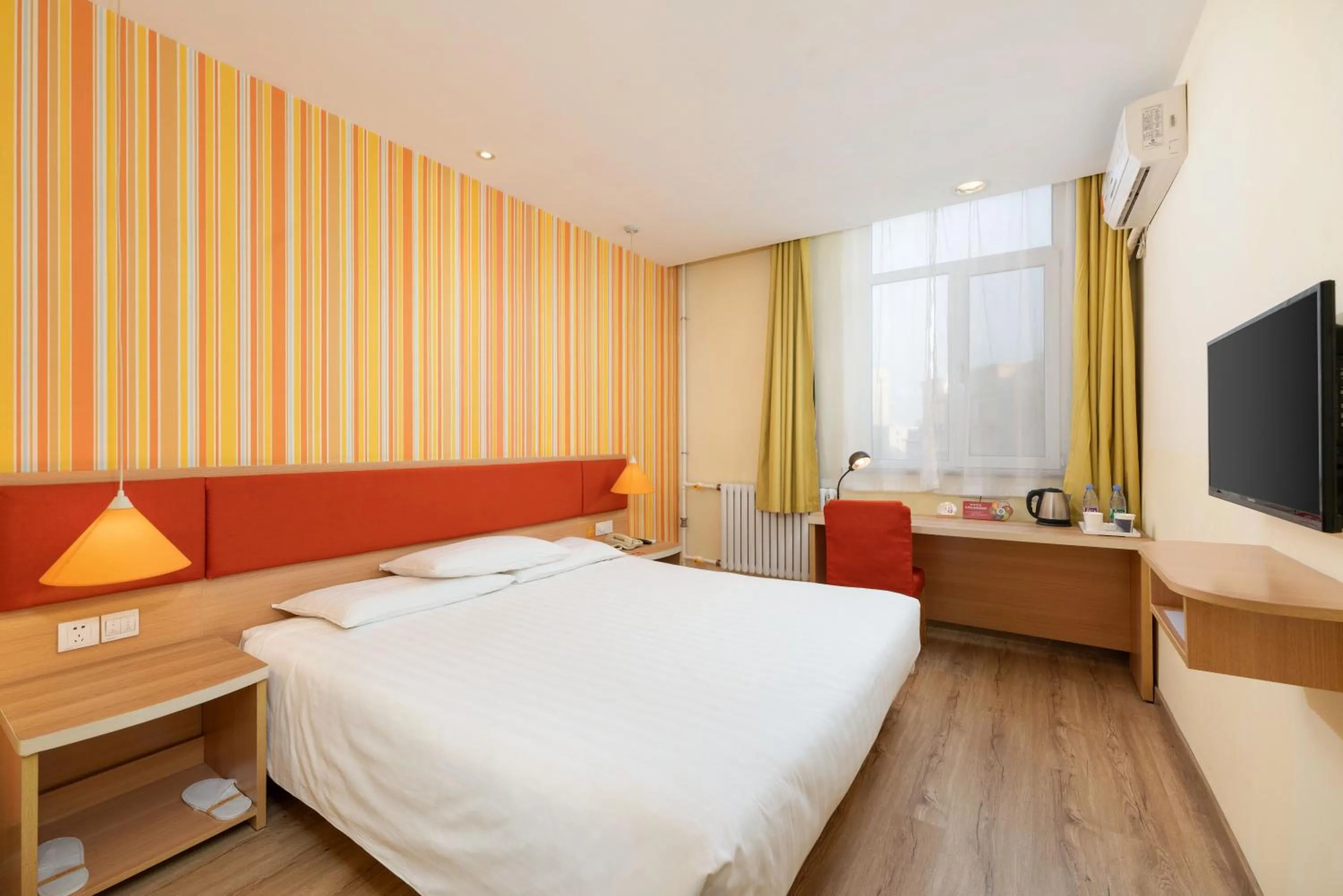 Photo of the whole room in Home Inn Dalian North Railway Station