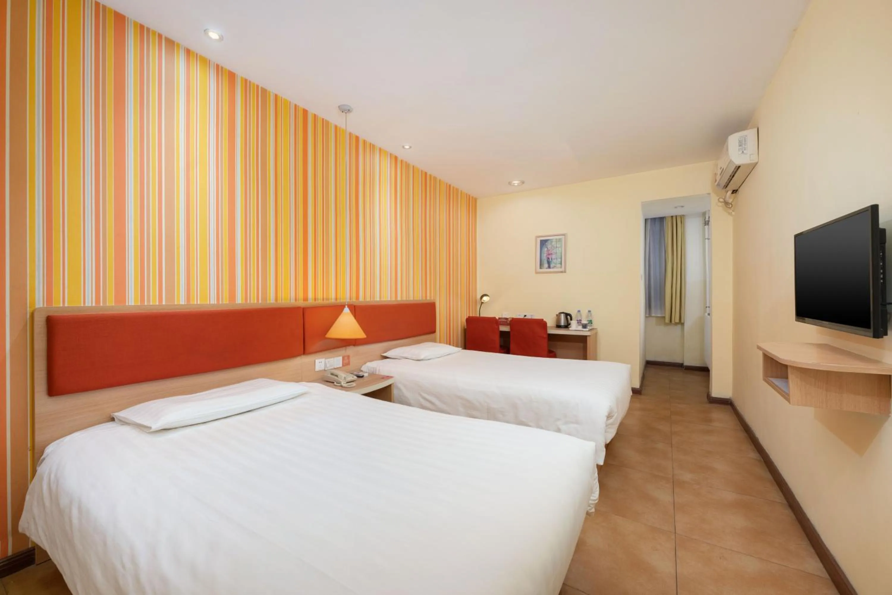 Photo of the whole room in Home Inn Dalian North Railway Station