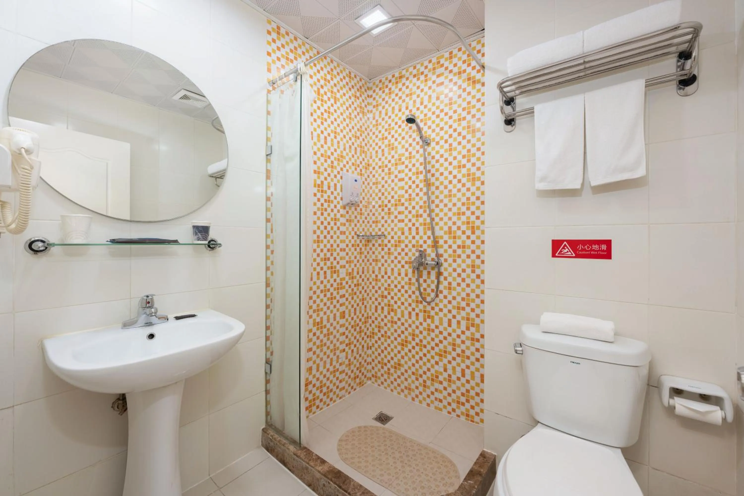 Toilet in Home Inn Dalian North Railway Station