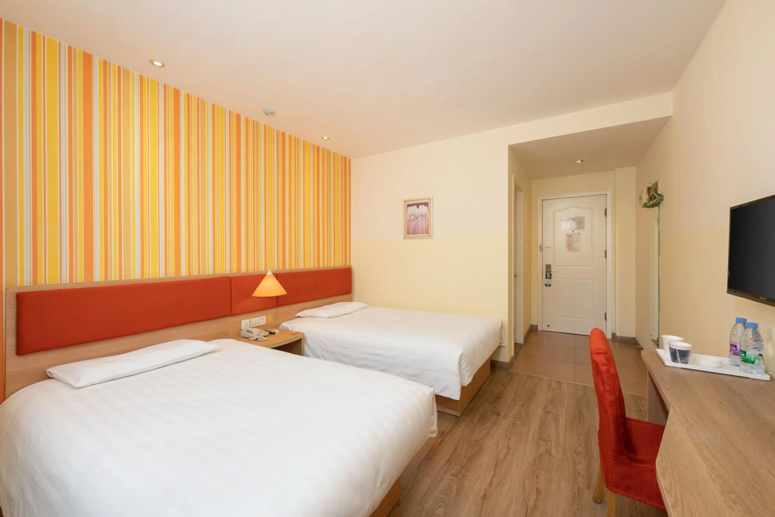 Photo of the whole room in Home Inn Dalian North Railway Station