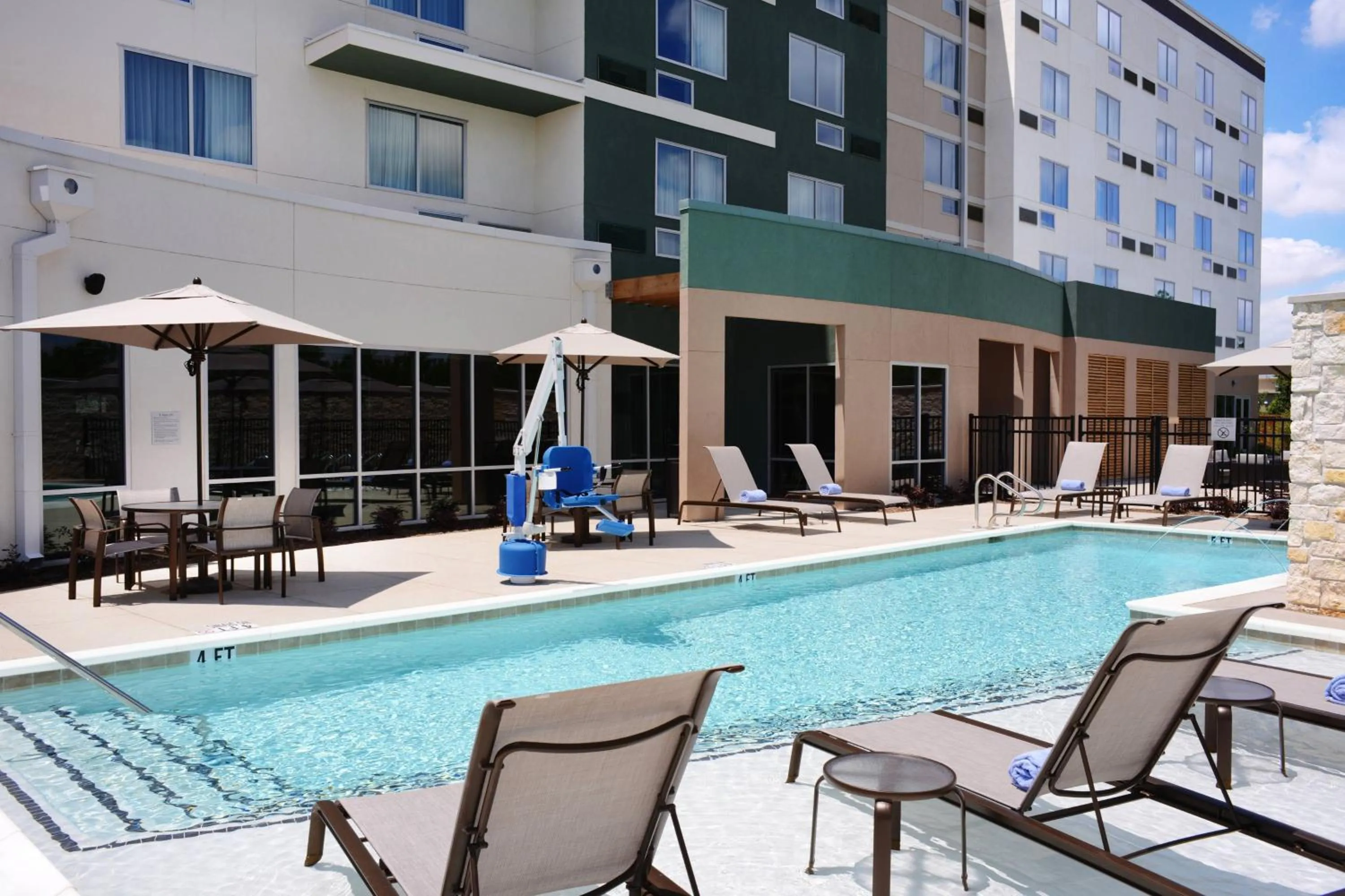 Swimming pool in Courtyard by Marriott Dallas Plano/The Colony