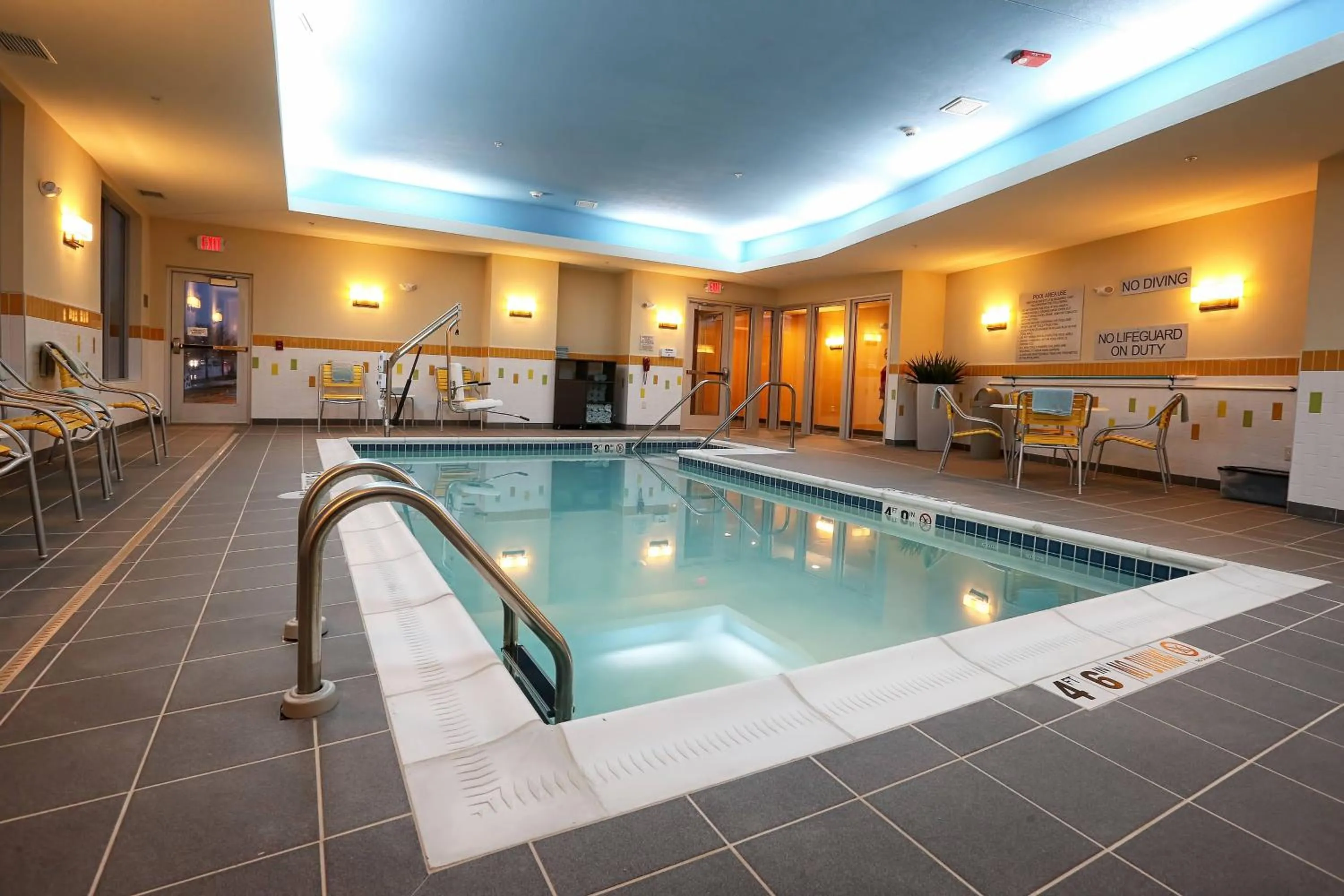 Swimming pool in Fairfield Inn & Suites by Marriott Madison Verona