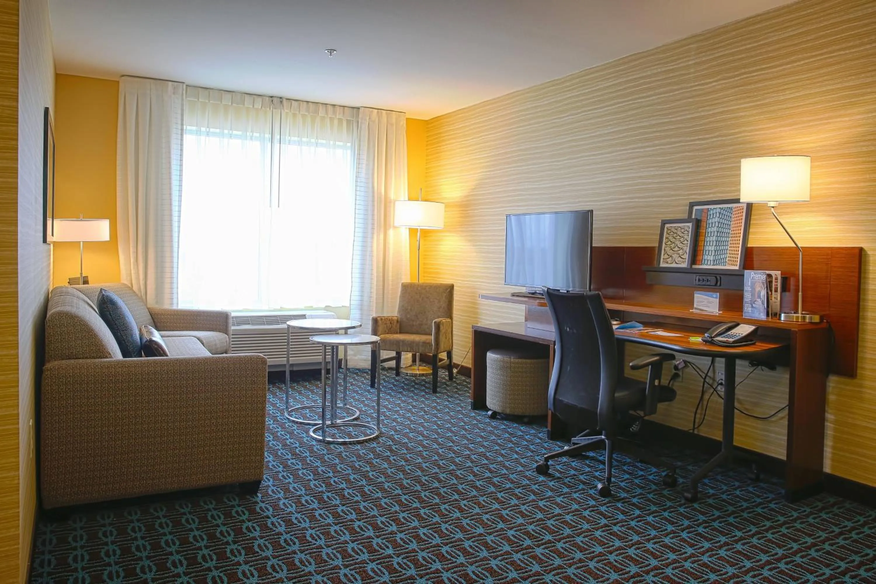 Living room in Fairfield Inn & Suites by Marriott Madison Verona