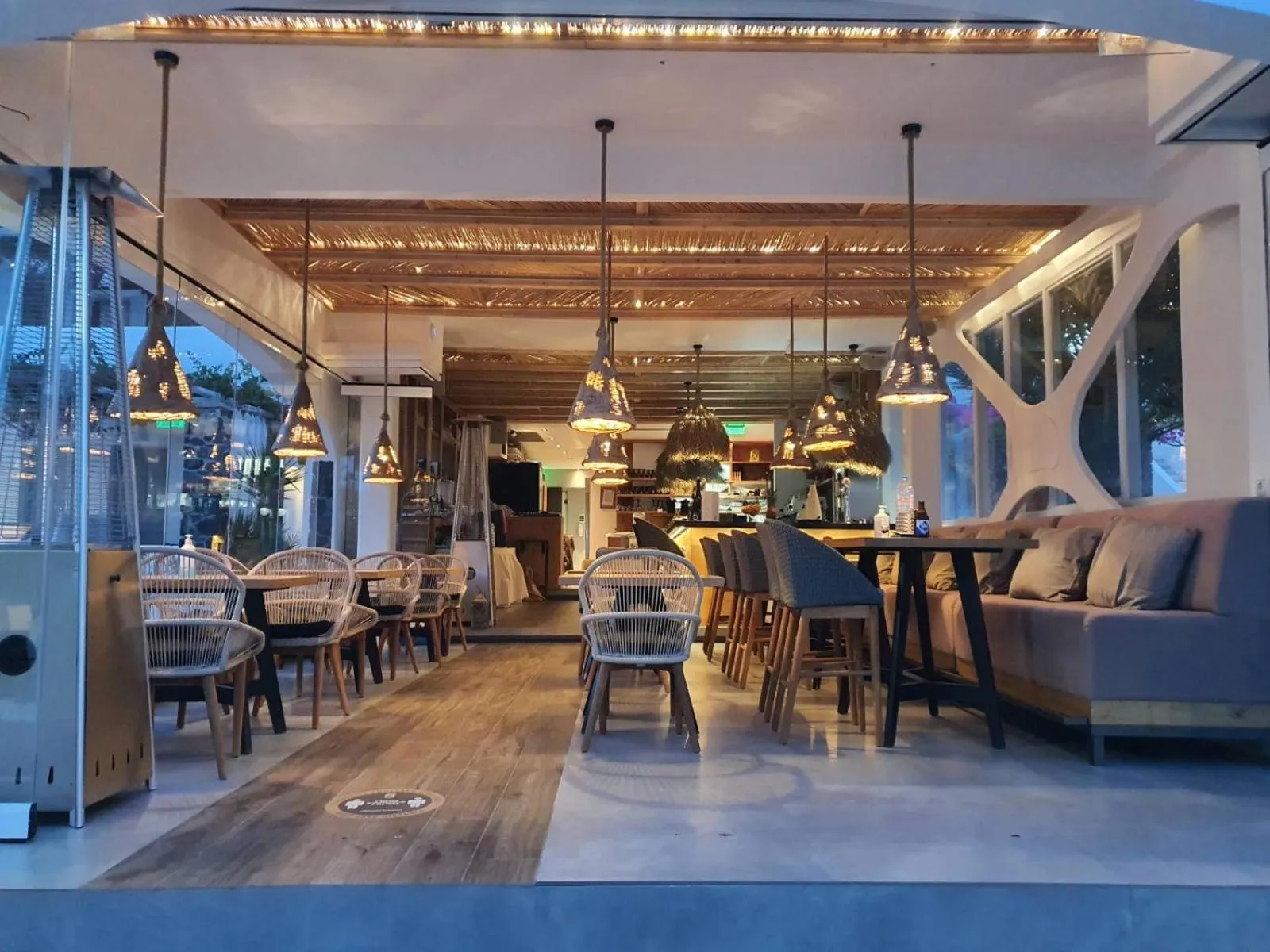 Restaurant/places to eat in King's Suites