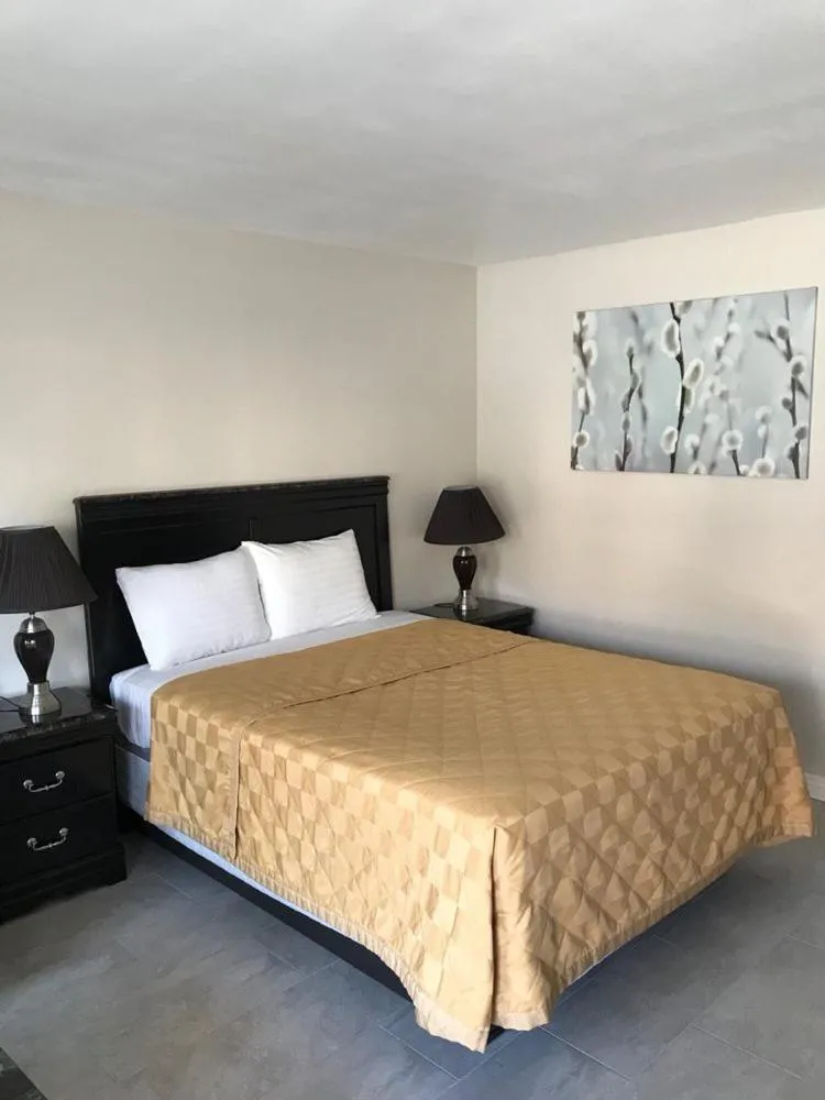 Bed in Akua Inn & Suites - Anaheim - Fullerton