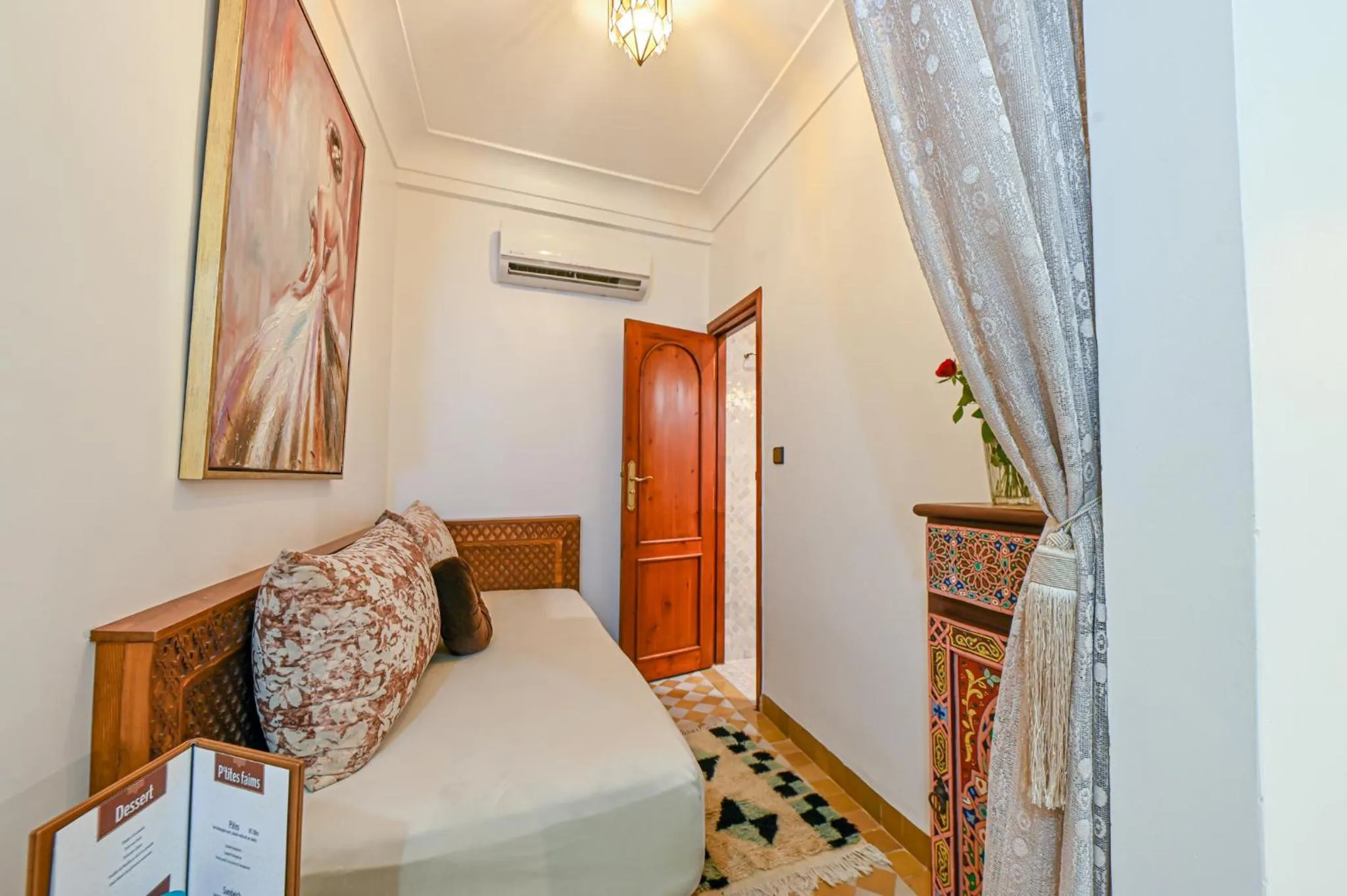 Seating area, Bed in Riad Matins De Marrakech