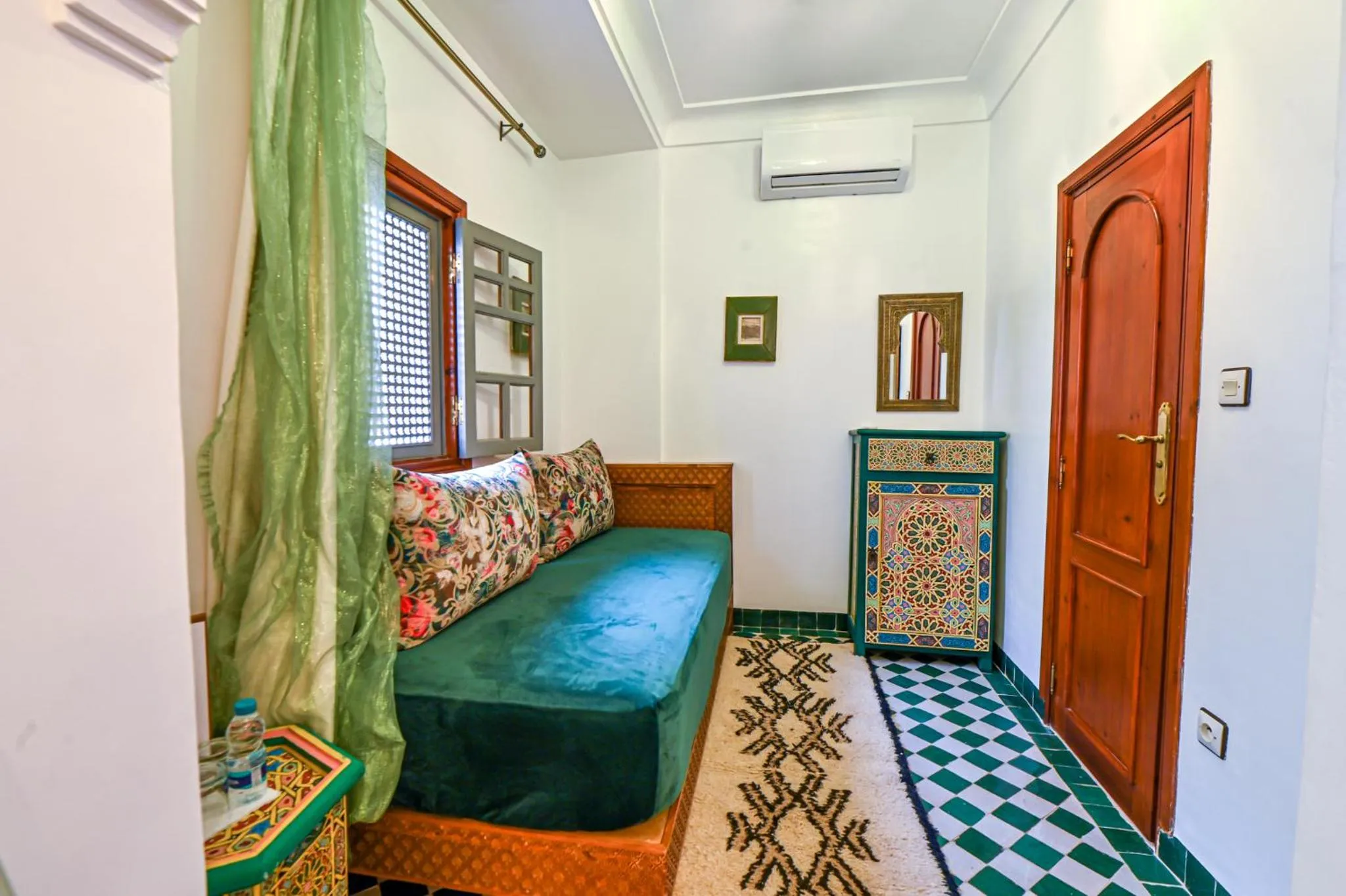 Seating area, Bed in Riad Matins De Marrakech