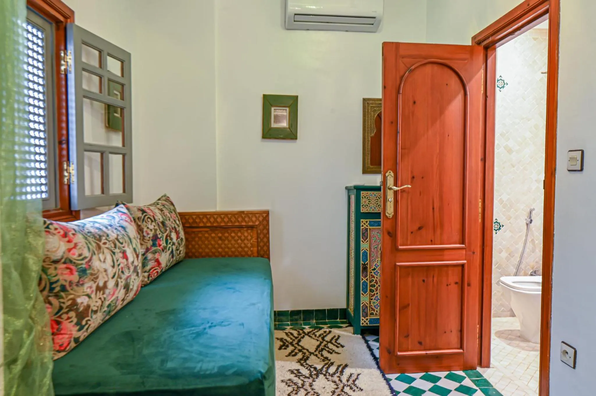 Seating area, Bed in Riad Matins De Marrakech