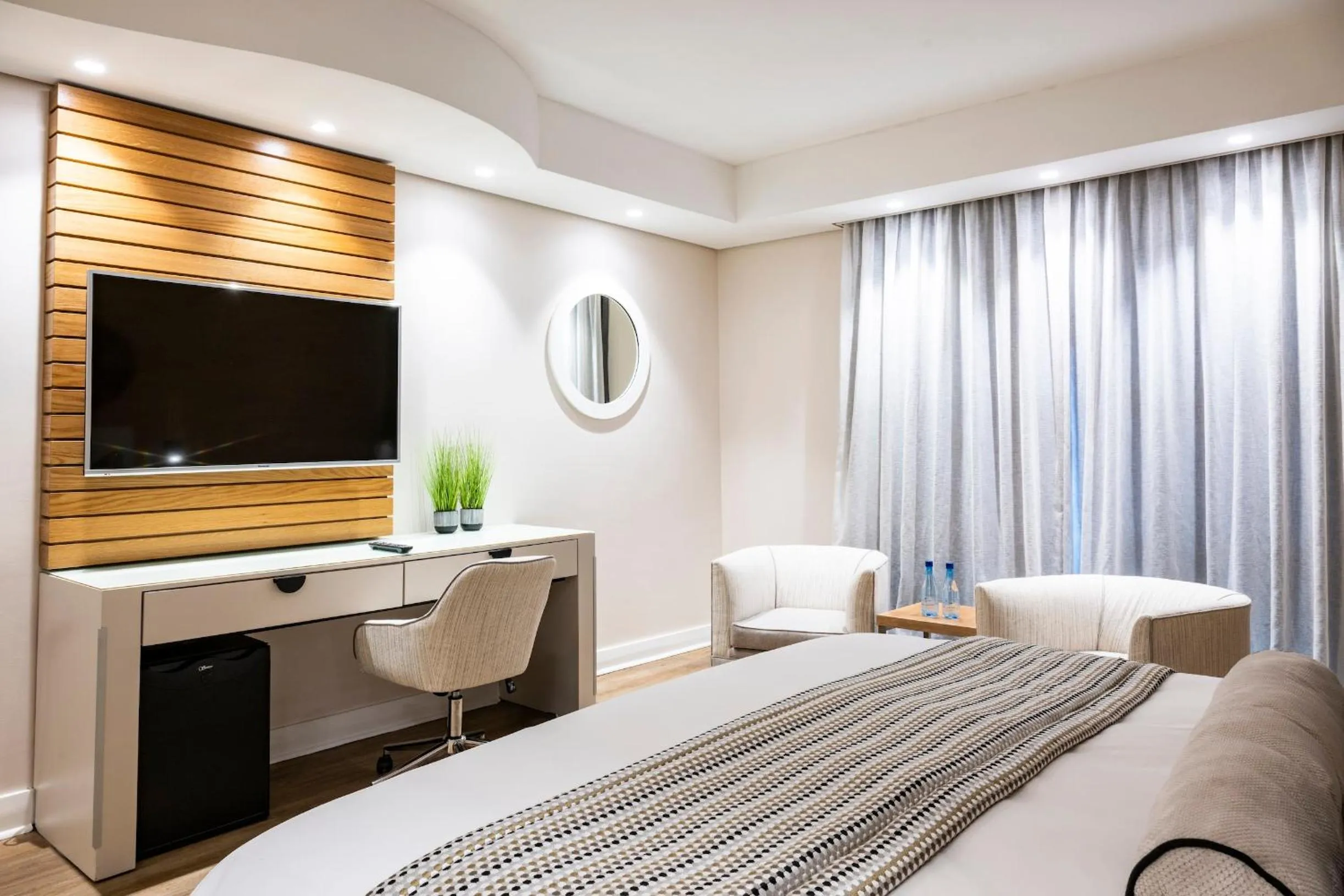 Photo of the whole room, Bed in Paxton Hotel