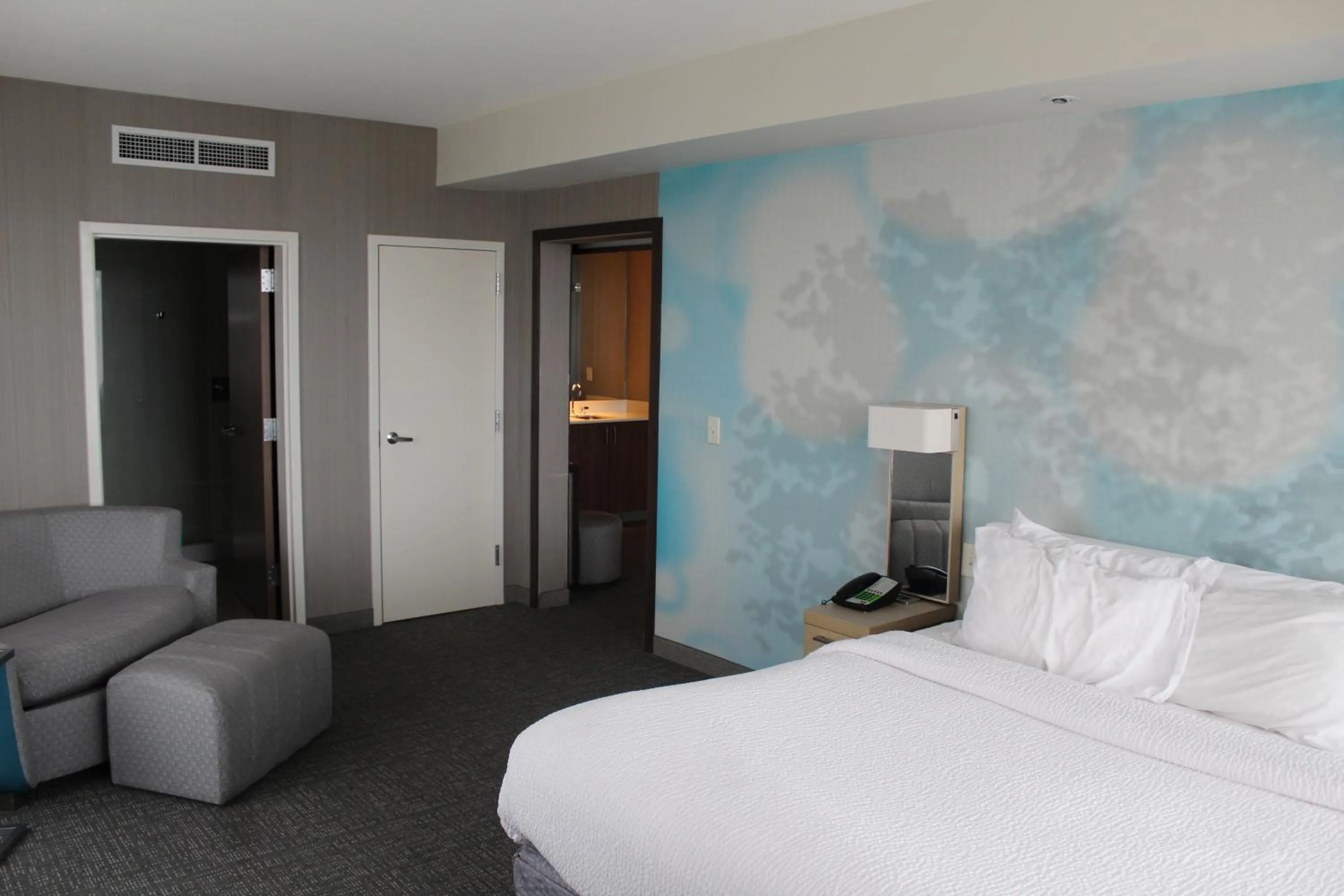 Bedroom, Bed in Courtyard by Marriott Muncie at Horizon Convention Center