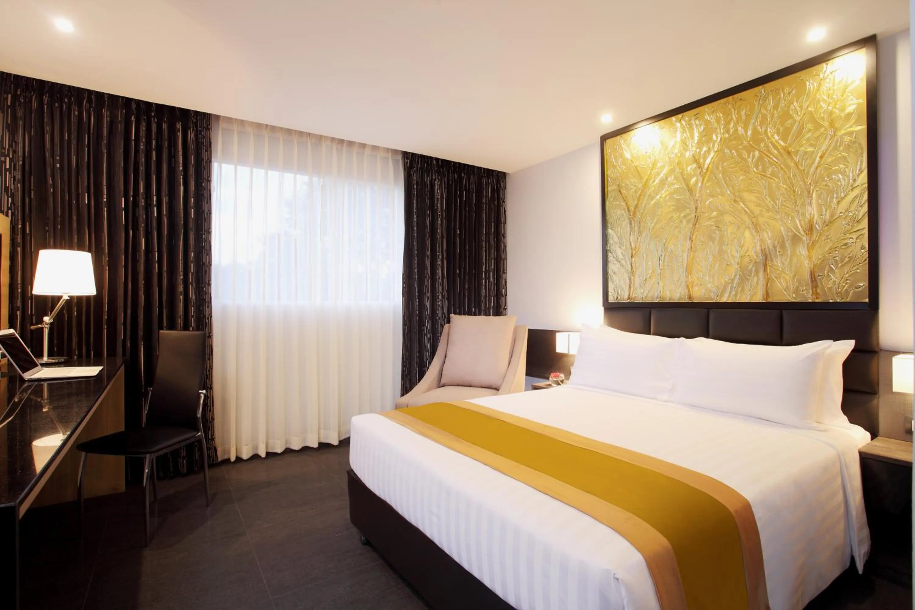 Property building, Bed in Nova Express Pattaya Hotel
