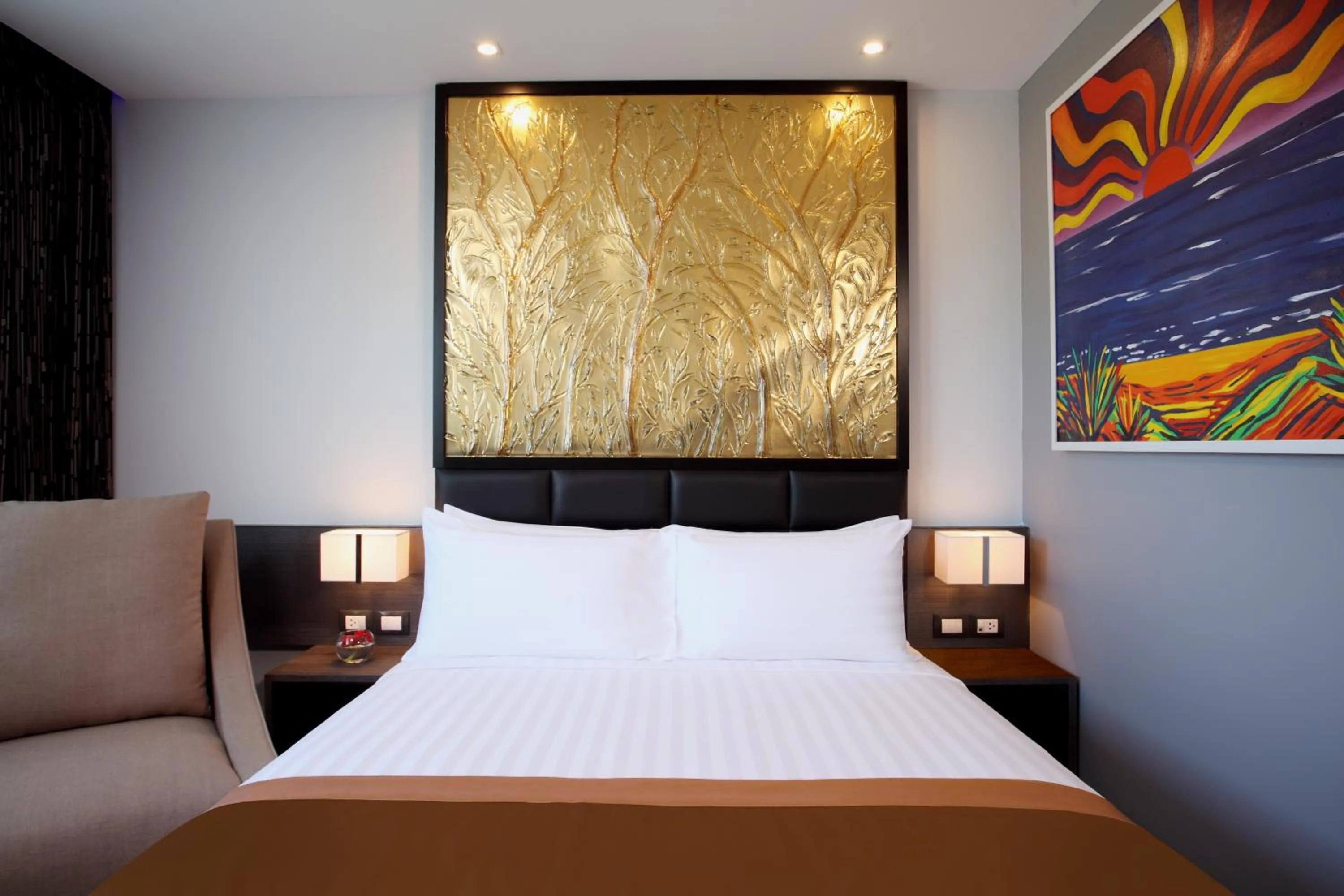 Property building, Bed in Nova Express Pattaya Hotel