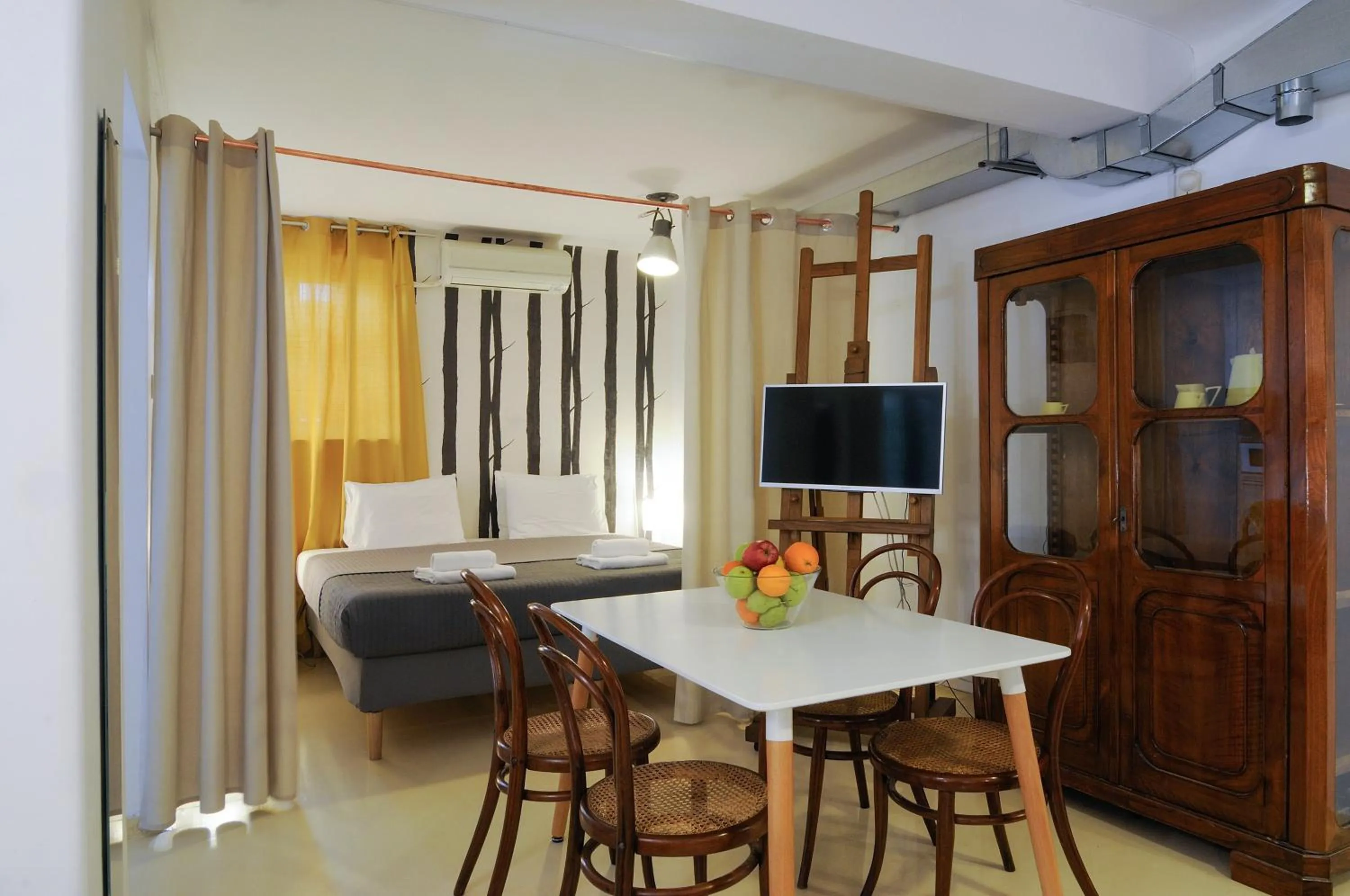 Communal lounge/ TV room, Bed in Athens Green Apartments