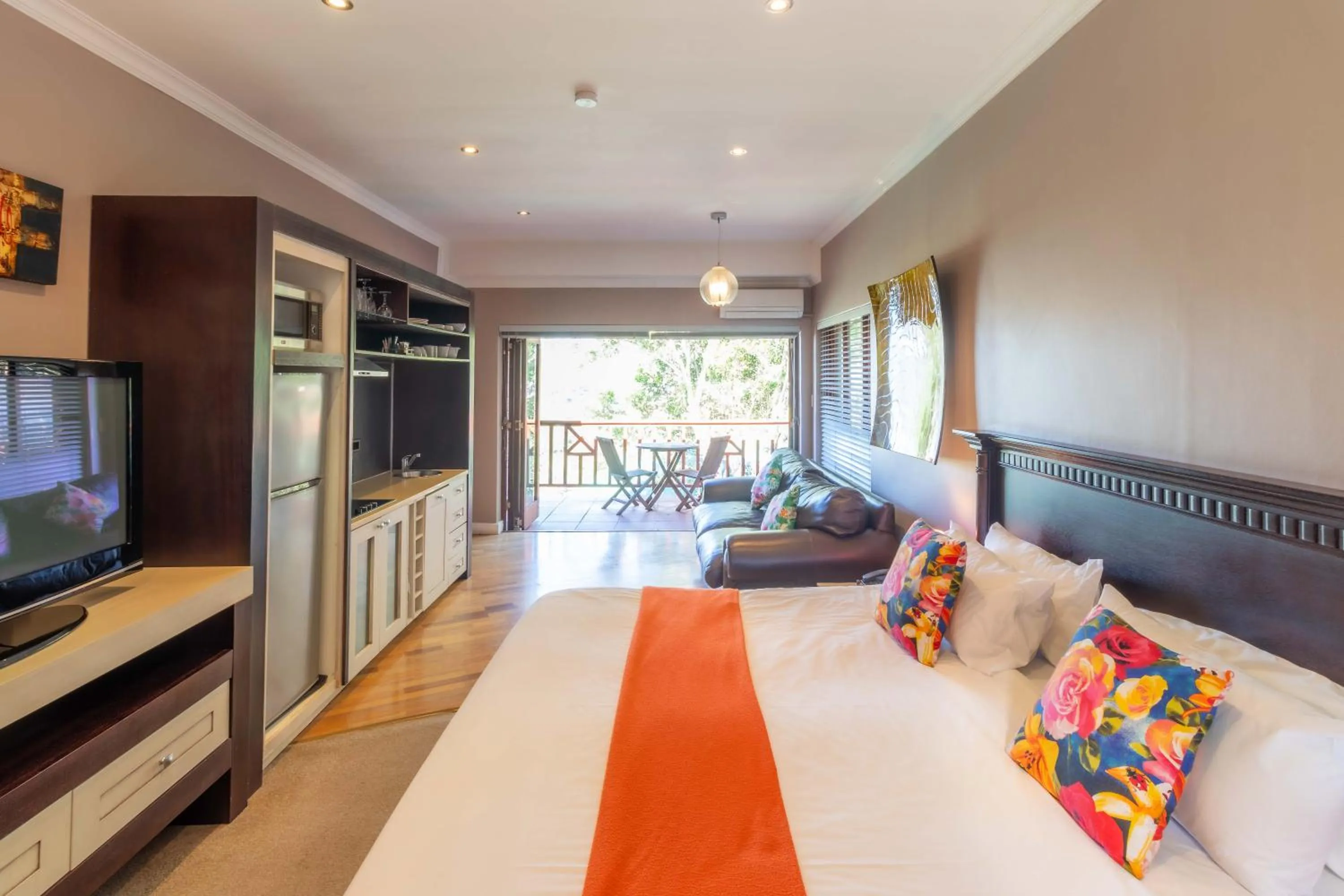 TV and multimedia, Bed in Boardwalk Lodge – Self-Catering