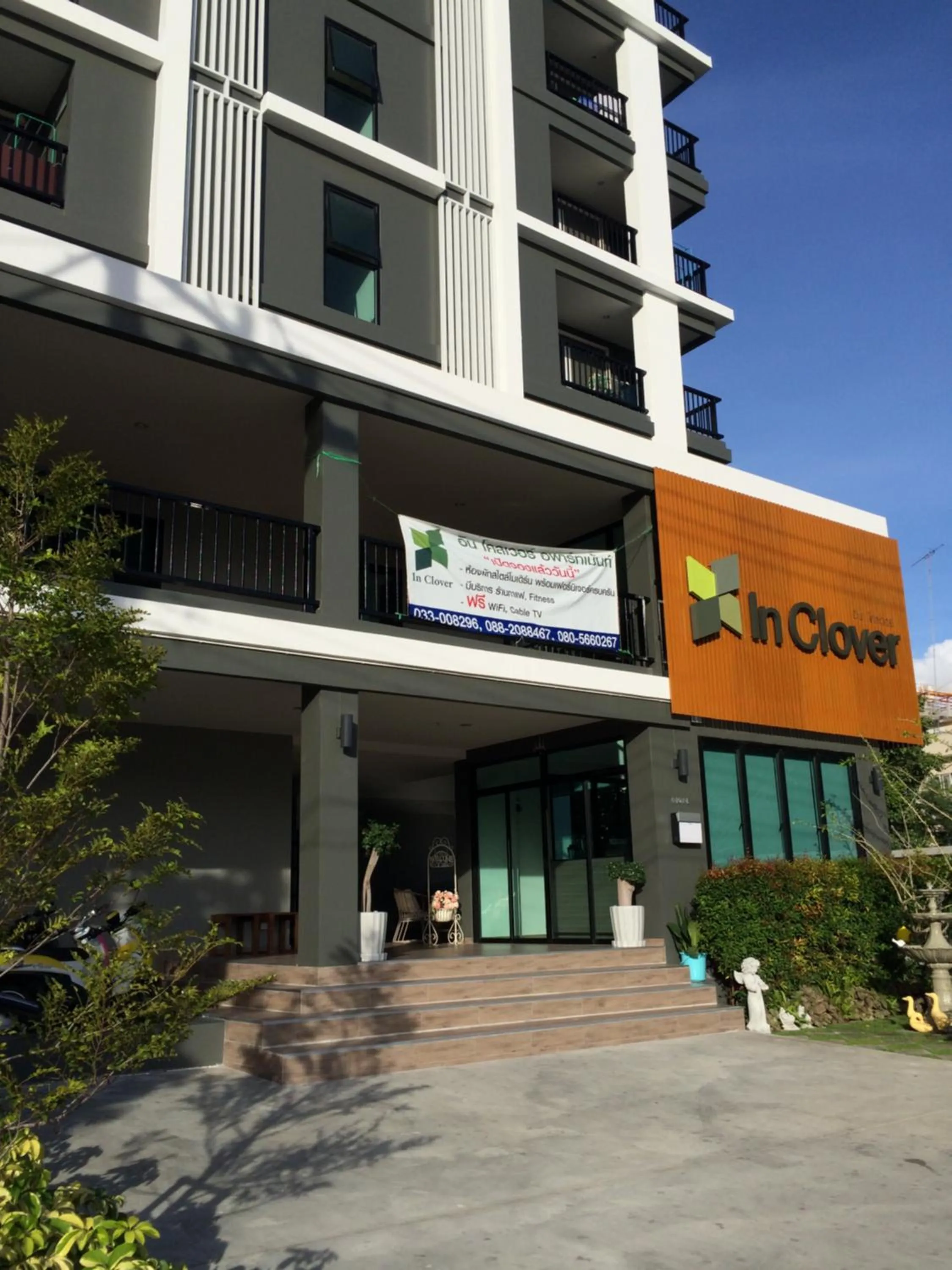 Facade/entrance in In Clover