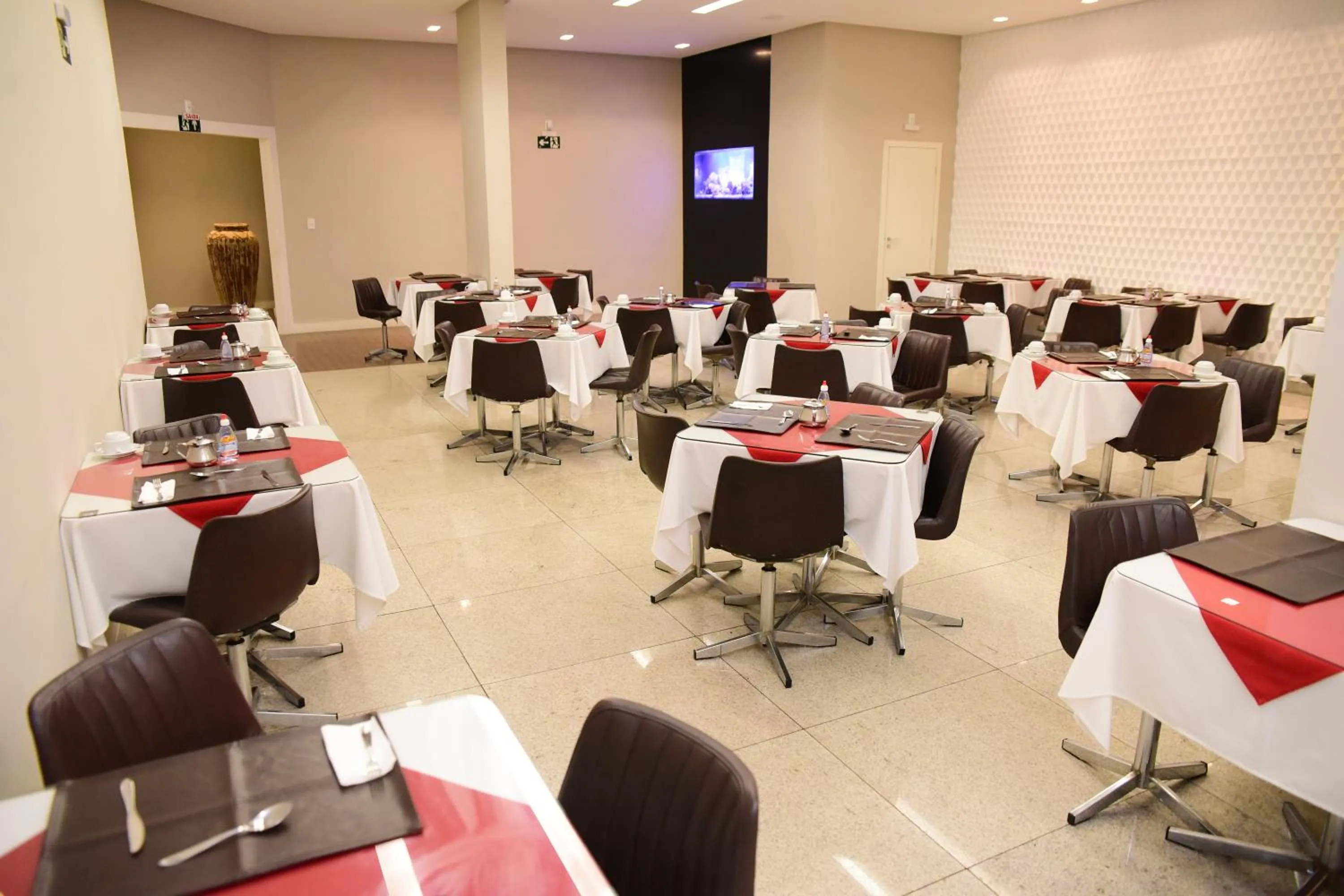 Restaurant/places to eat in JB Palace Hotel