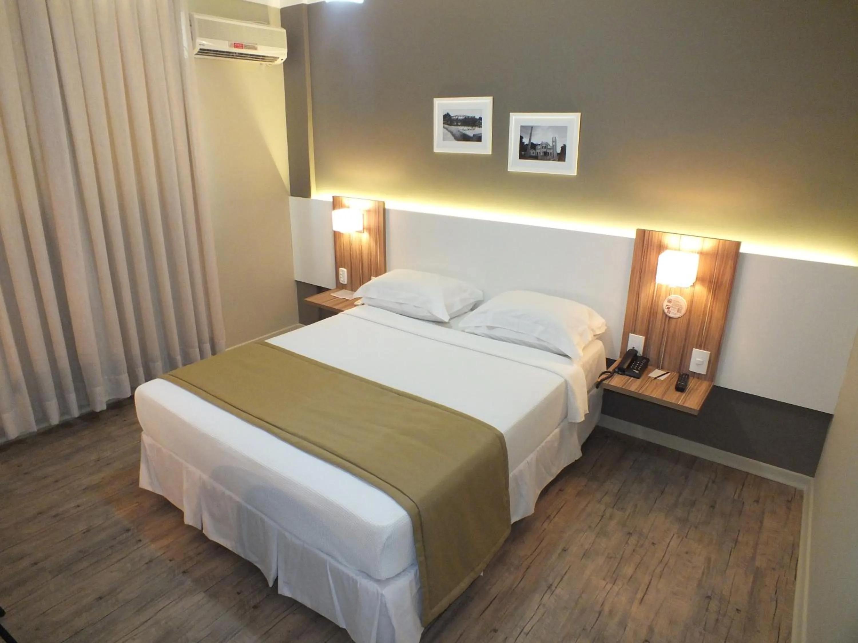 Bed in JB Palace Hotel