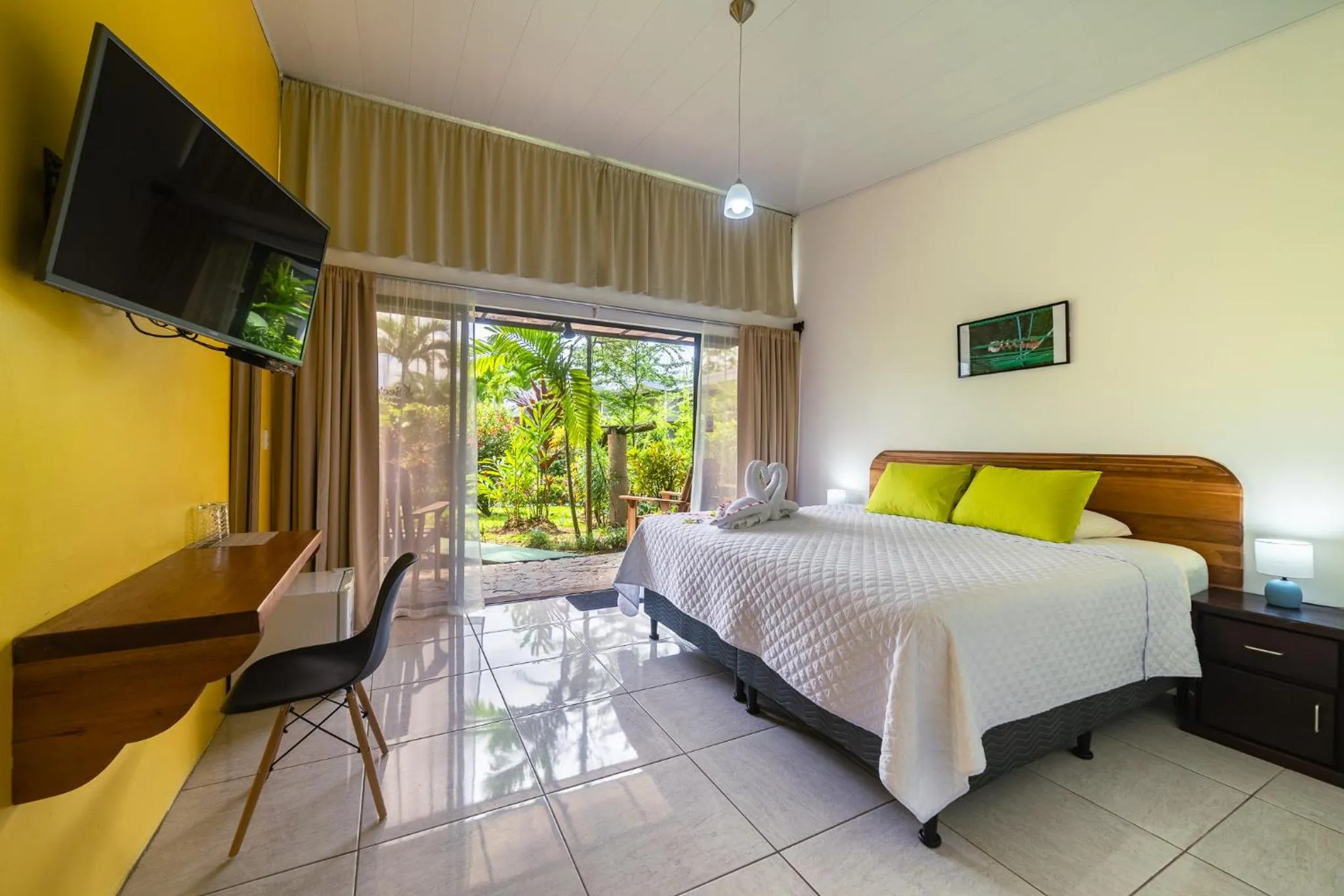 Patio, Bed in Hotel Secreto La Fortuna