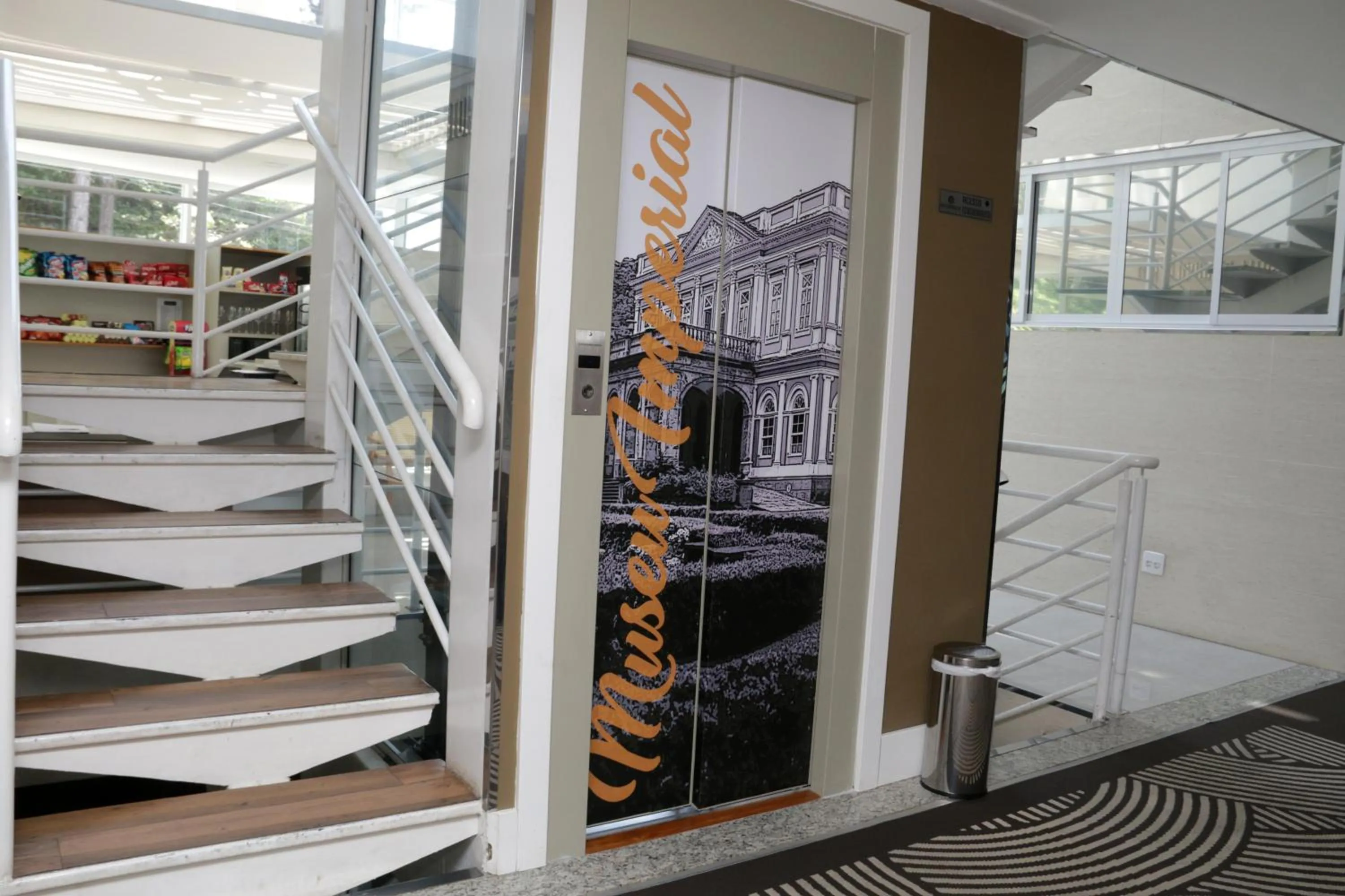 Property building in Hotel Petropolis Inn