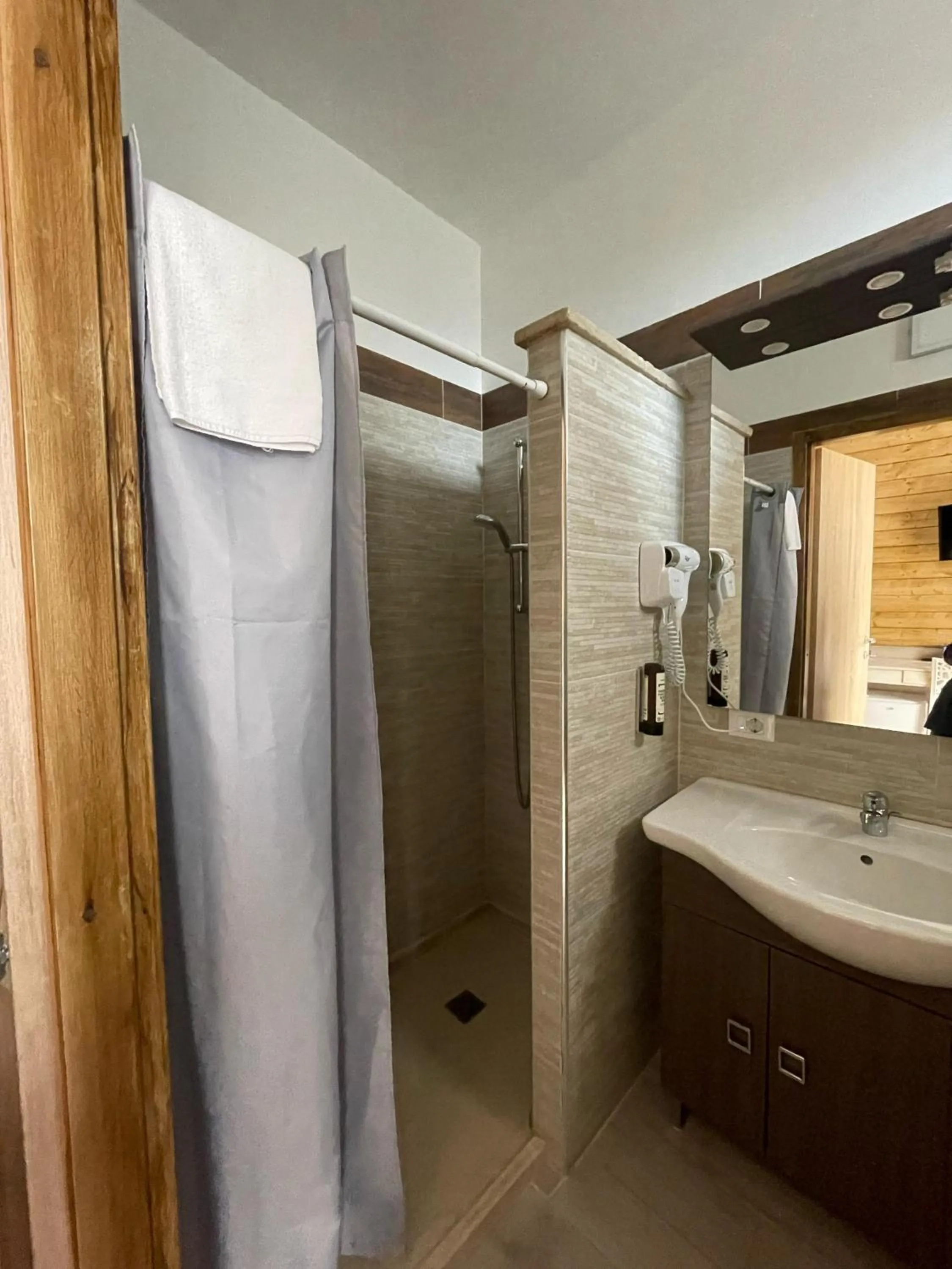 Shower in Re Sole Resort&Spa