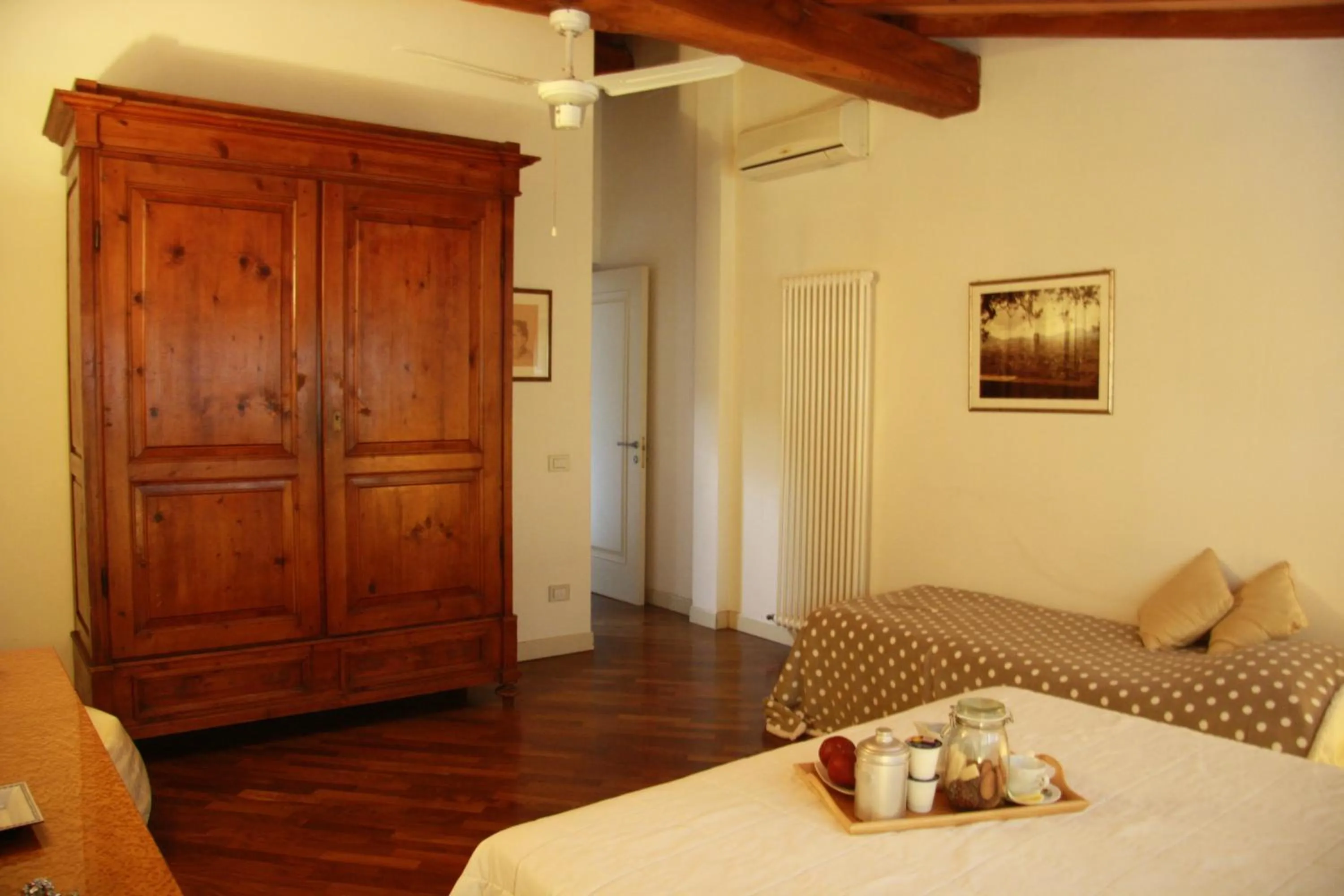 Photo of the whole room, Bed in Pietra E Glicine B&B