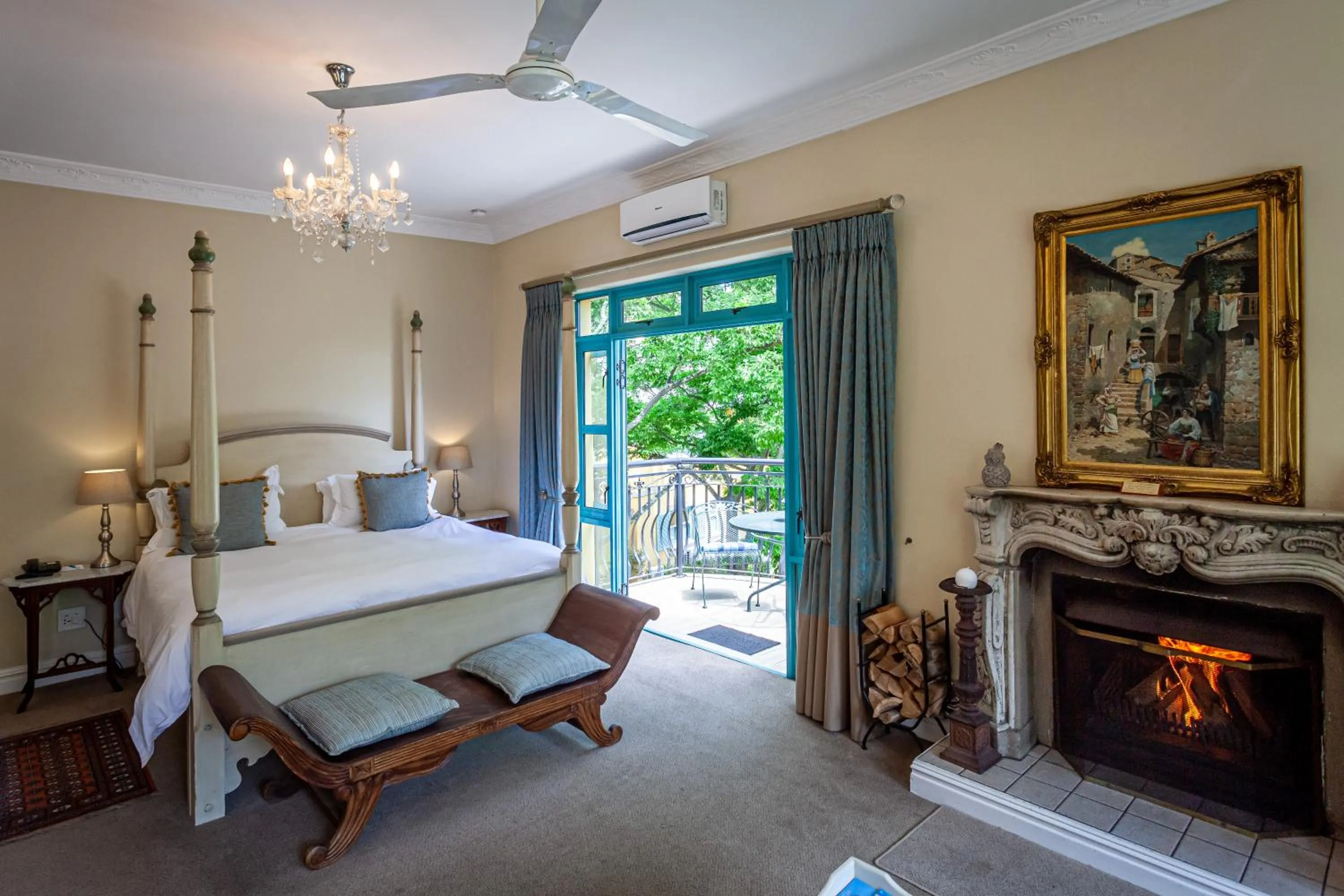 Photo of the whole room, Bed in Franschhoek Country House & Villas