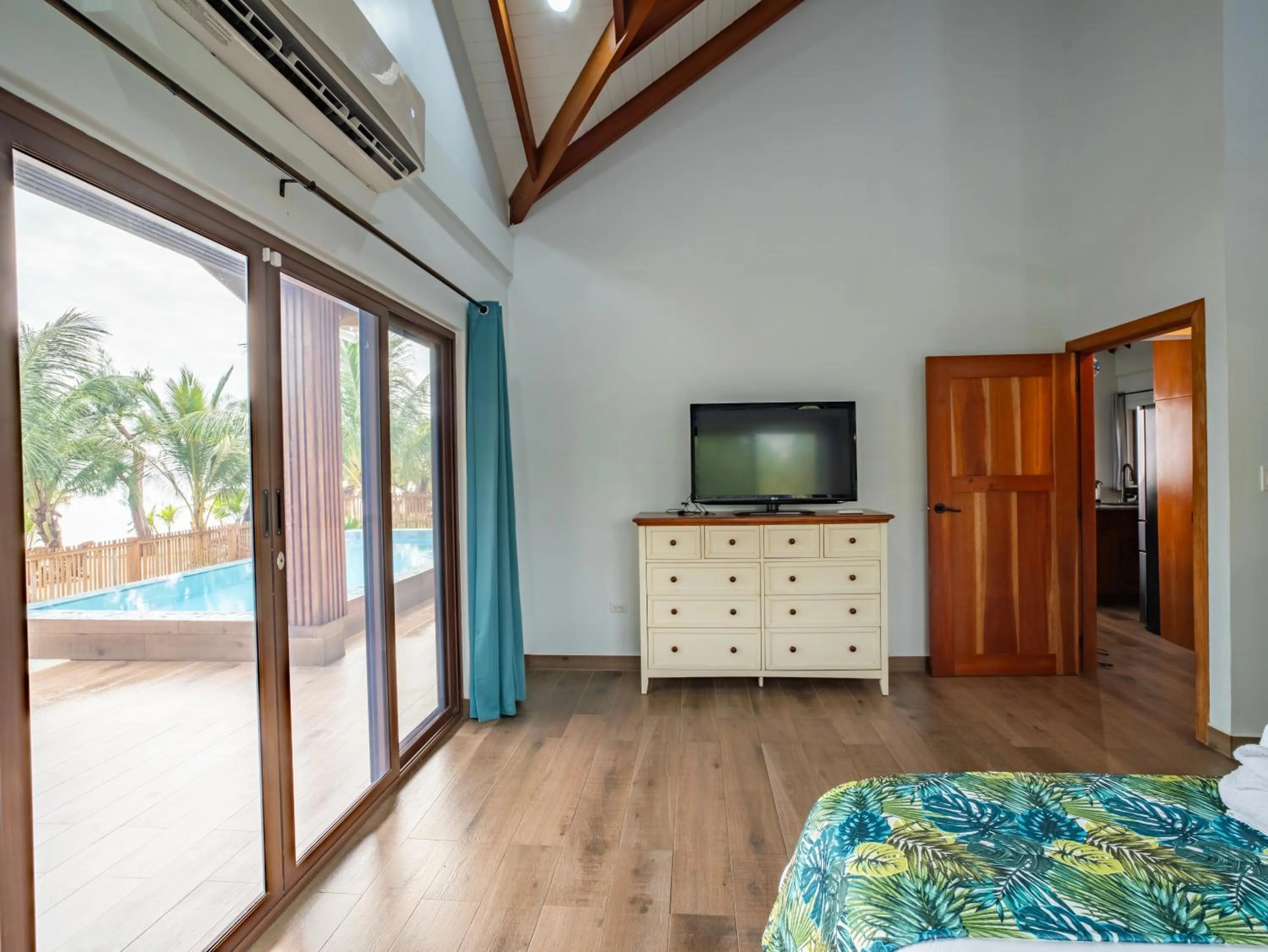 Pool view, Bed in Maya Beach Hotel
