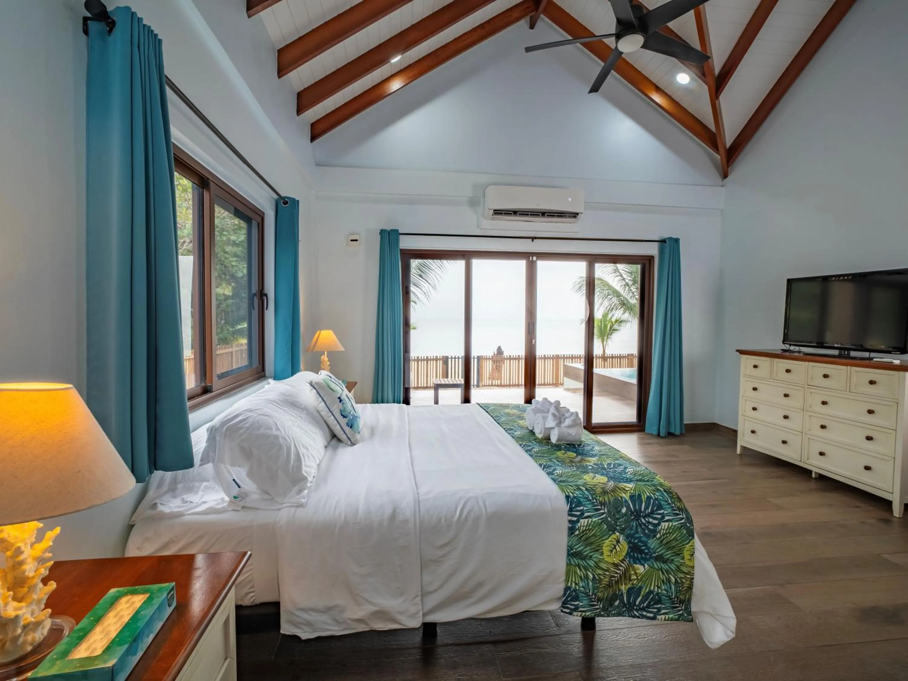 Pool view, Bed in Maya Beach Hotel